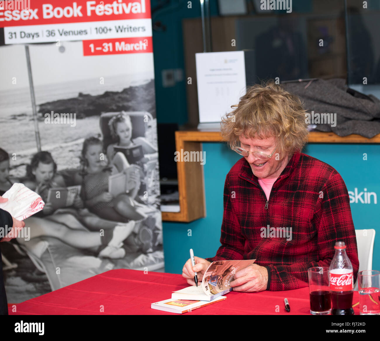 Chelmsford, Essex, Royaume-Uni. 29 Février, 2016. Grayson Perry, le Turner Prize winning, cross-dressing artiste et signes Potter books à l'ouverture de la fête du livre d'Essex Crédit : Ian Davidson/Alamy Live News Banque D'Images