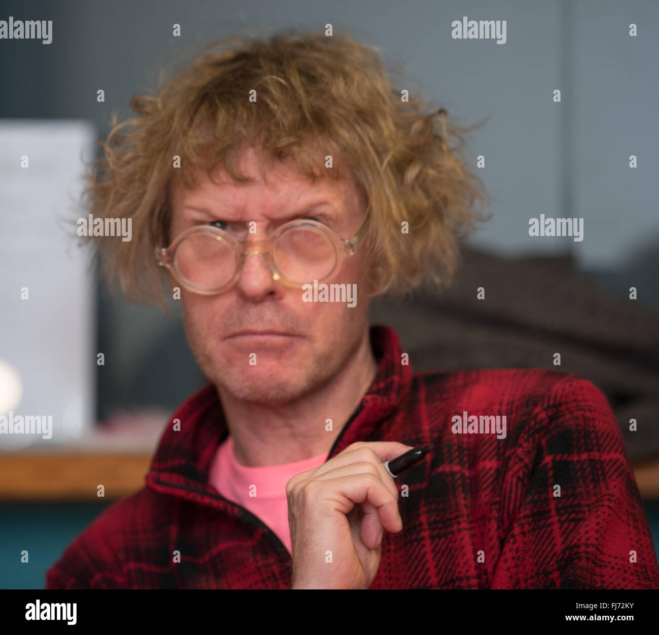 Chelmsford, Essex, Royaume-Uni. 29 Février, 2016. Grayson Perry, le Turner Prize winning, cross-dressing artiste et signes Potter books à l'ouverture de la fête du livre d'Essex. Crédit : Ian Davidson/Alamy Live News Banque D'Images