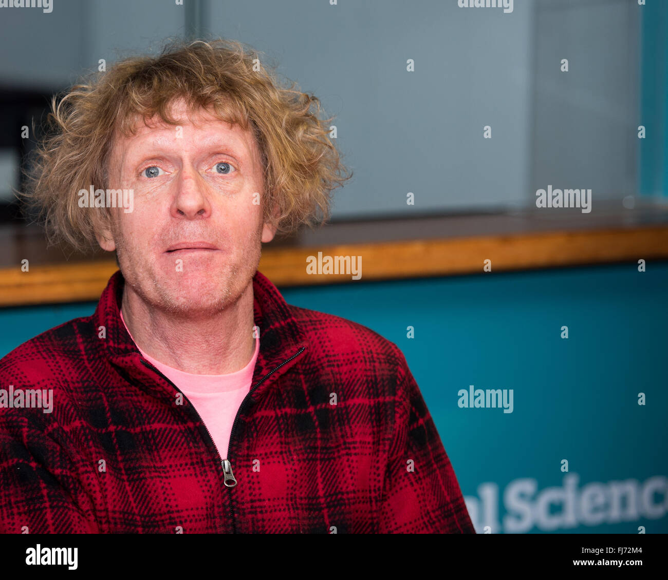 Chelmsford, Essex, Royaume-Uni. 29 Février, 2016. Grayson Perry, le Turner Prize winning, cross-dressing artiste et signes Potter books à l'ouverture de la fête du livre d'Essex Crédit : Ian Davidson/Alamy Live News Banque D'Images