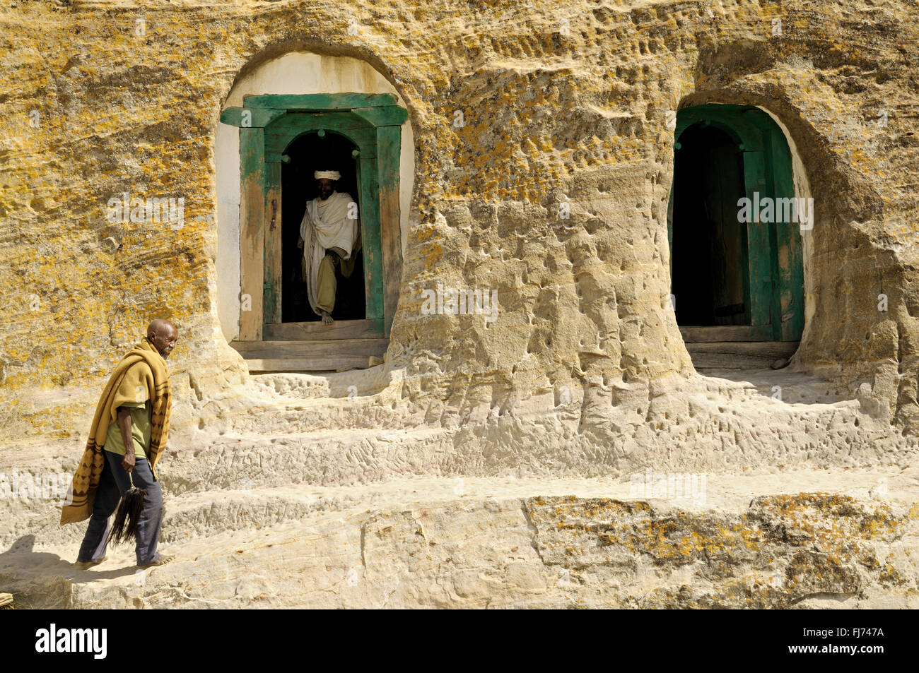 Homme fidèle et prêtre orthodoxe à l'Mikael Milhaizengi église creusées dans le roc, région du Tigré, en Ethiopie Banque D'Images