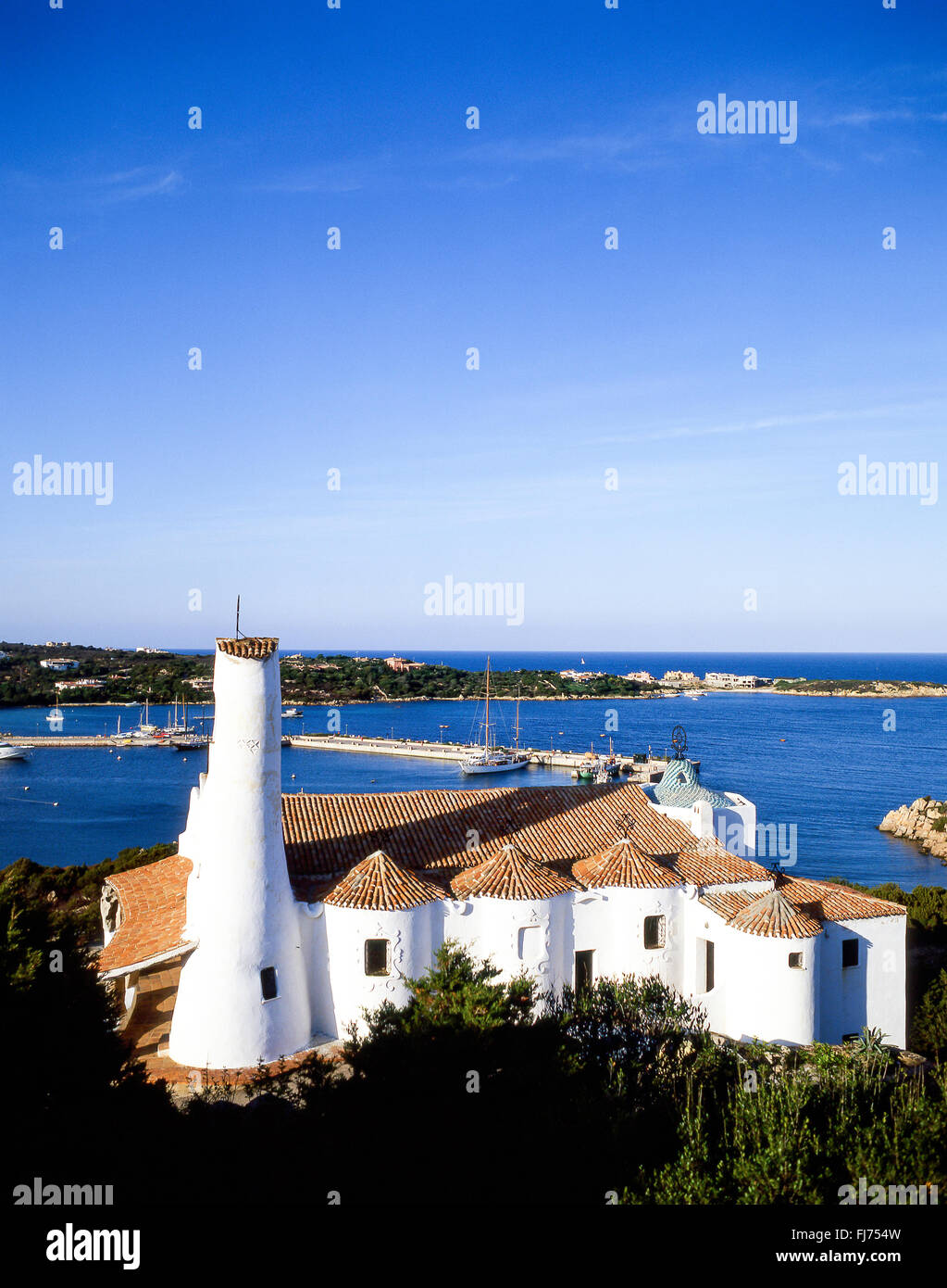 L'église et le port, blanchis à Porto Cervo, Costa Smeralda, Sardaigne (Sardegna), Italie Banque D'Images