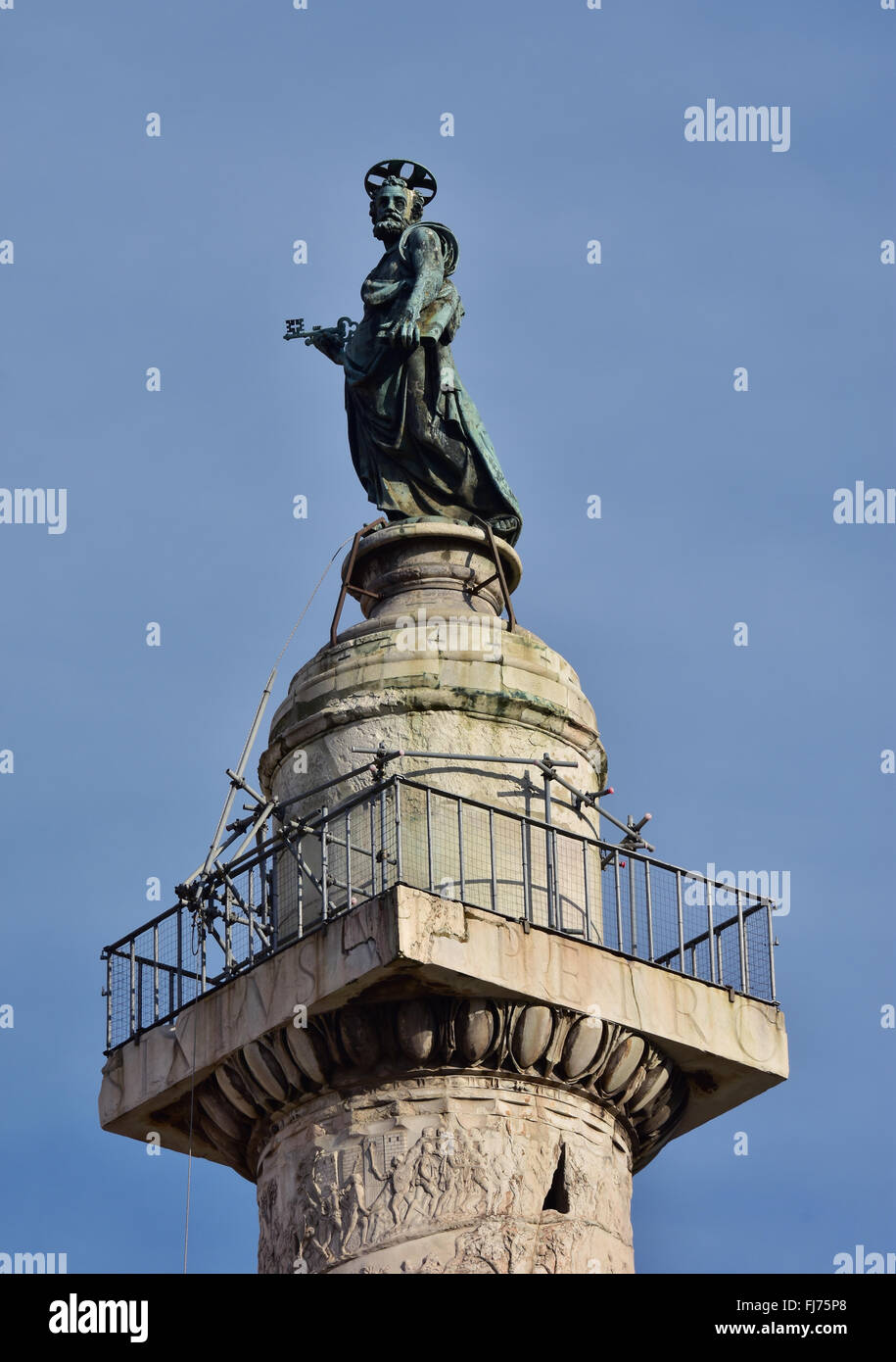 Statue en bronze de Saint Pierre en haut de la colonne de Trajan à Rome, le Forum Impérial Banque D'Images