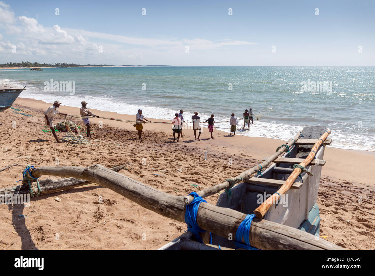 Les pêcheurs tirant sur le net à partir de la mer, Tangalle, au Sri Lanka, en Asie Banque D'Images