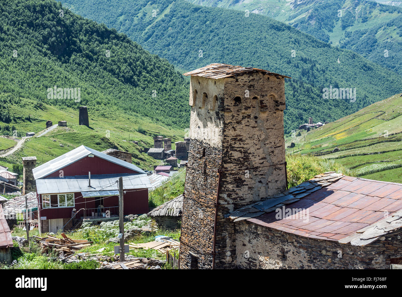 Svan tower à Zhibiani - l'un des quatre villages d'Ushguli communauté à fin de gorge Inguri, Upper Svaneti, Géorgie Banque D'Images