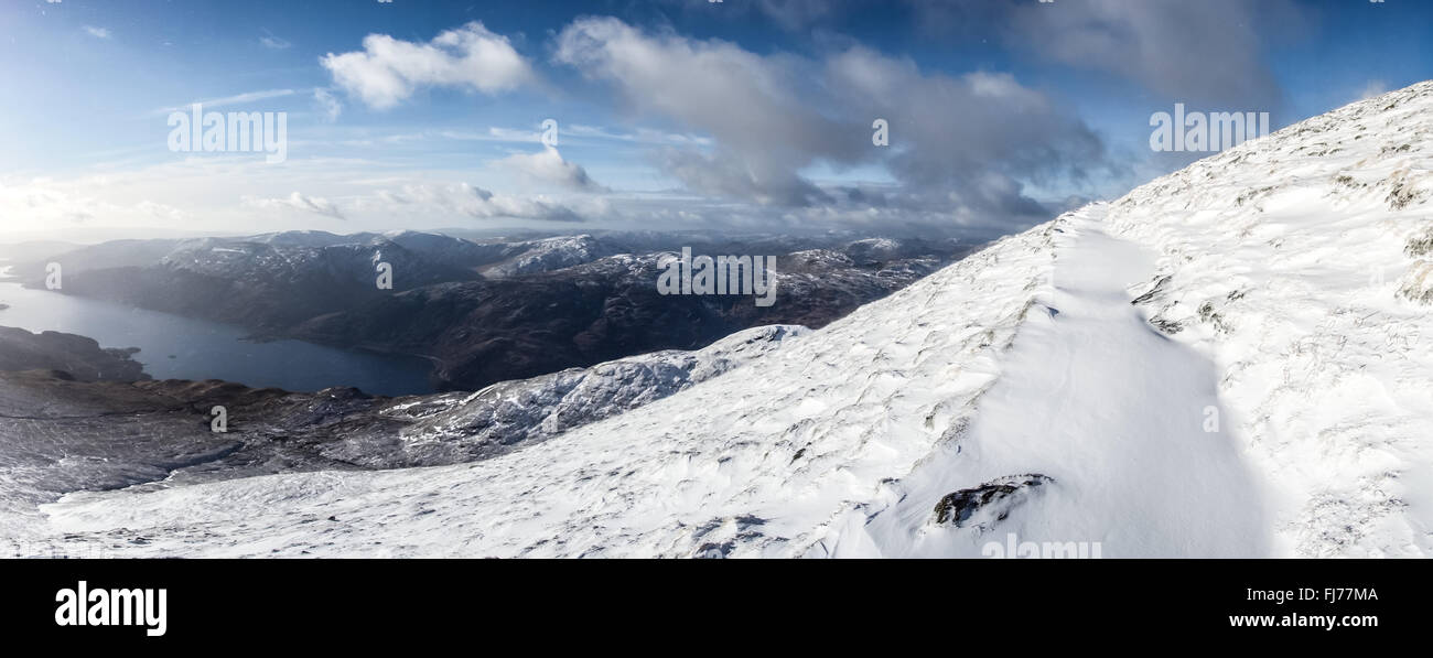 Le point de vue du sommet du Ben Lomond recouverts de neige en hiver Banque D'Images