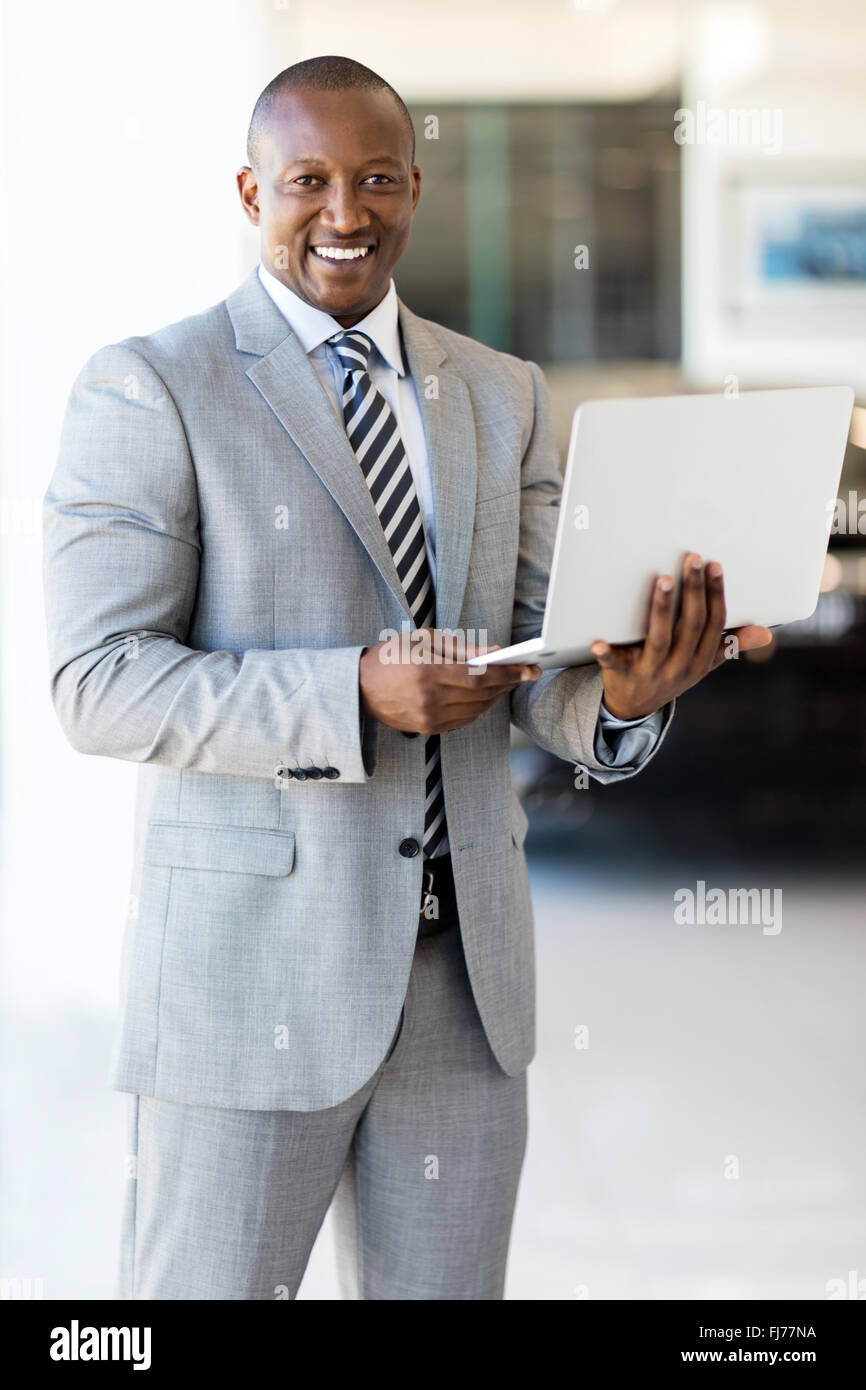 Professional African American businessman with laptop Banque D'Images