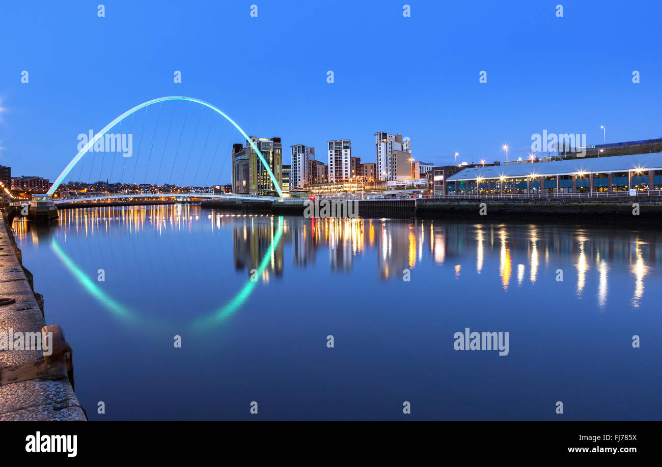 Millennium bridge over river Tyne à Newcastle Upon Tyne, Angleterre. Banque D'Images