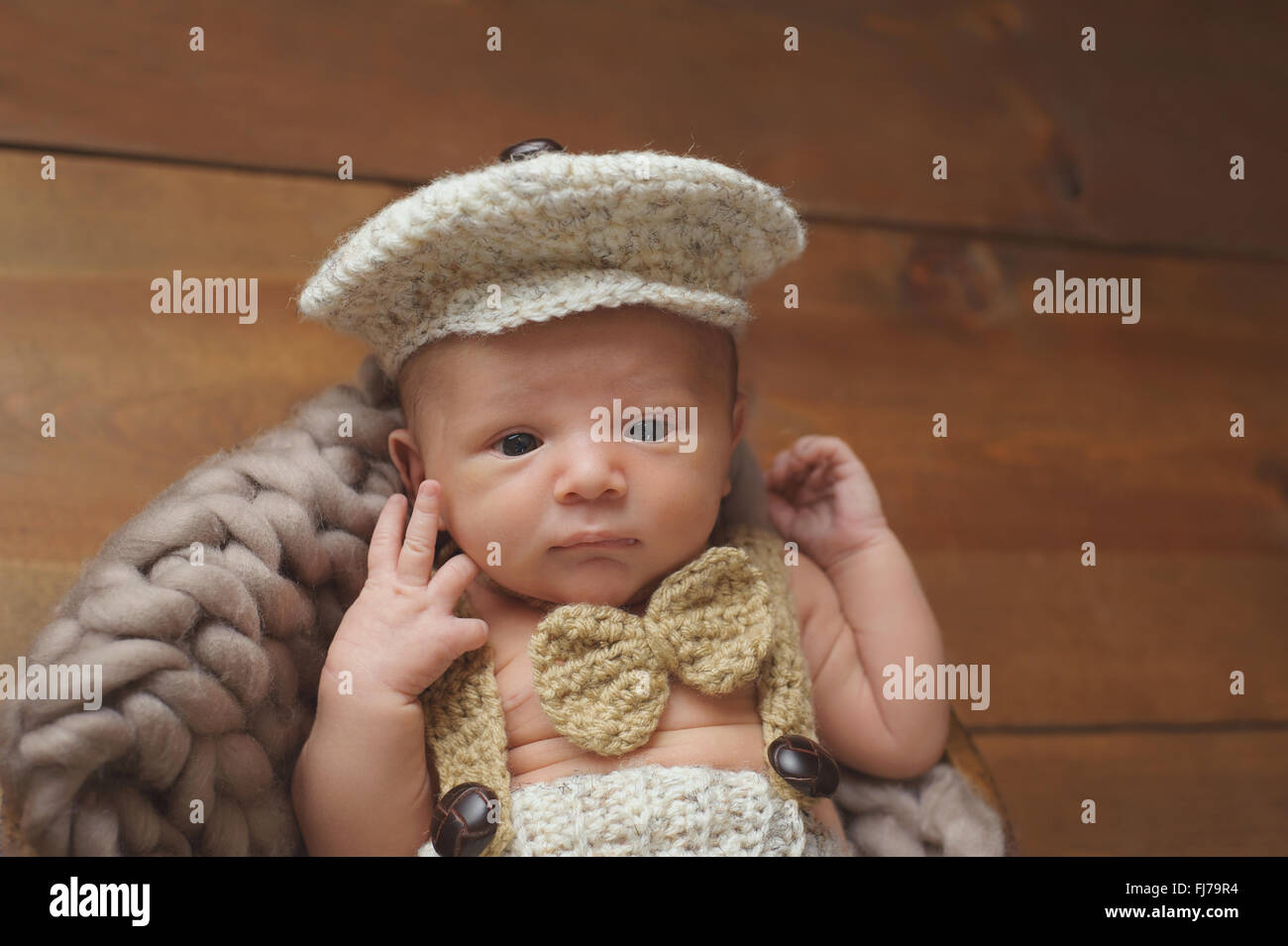 Bébé nouveau-né garçon portant une casquette Gavroche et Bowtie Photo Stock  - Alamy