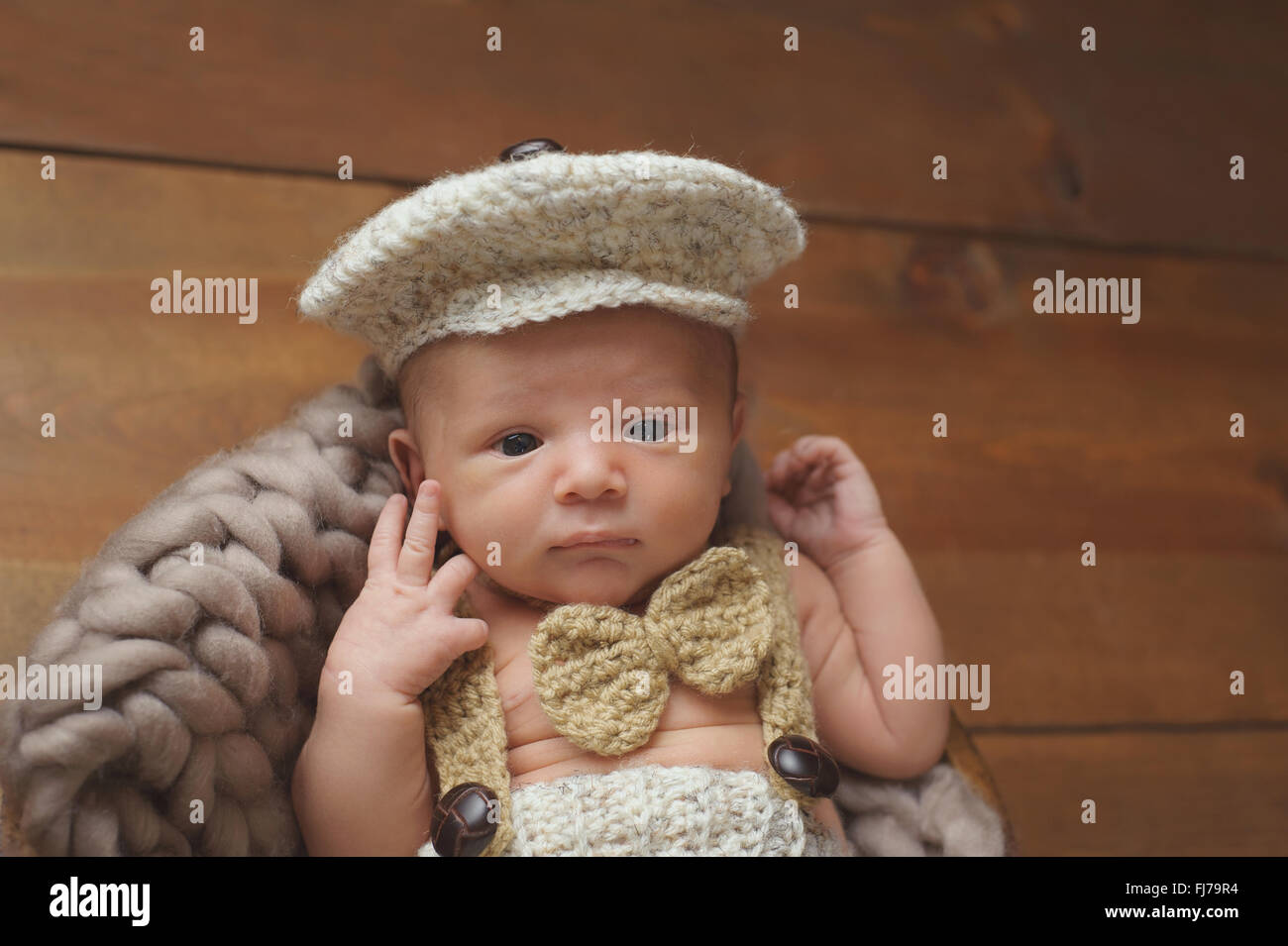 Bebe Nouveau Ne Garcon Portant Une Casquette Gavroche Et Bowtie Photo Stock Alamy Bebe Nouveau Ne Garcon Portant Une Casquette Gavroche Et Bowtie Photo Stock Alamy