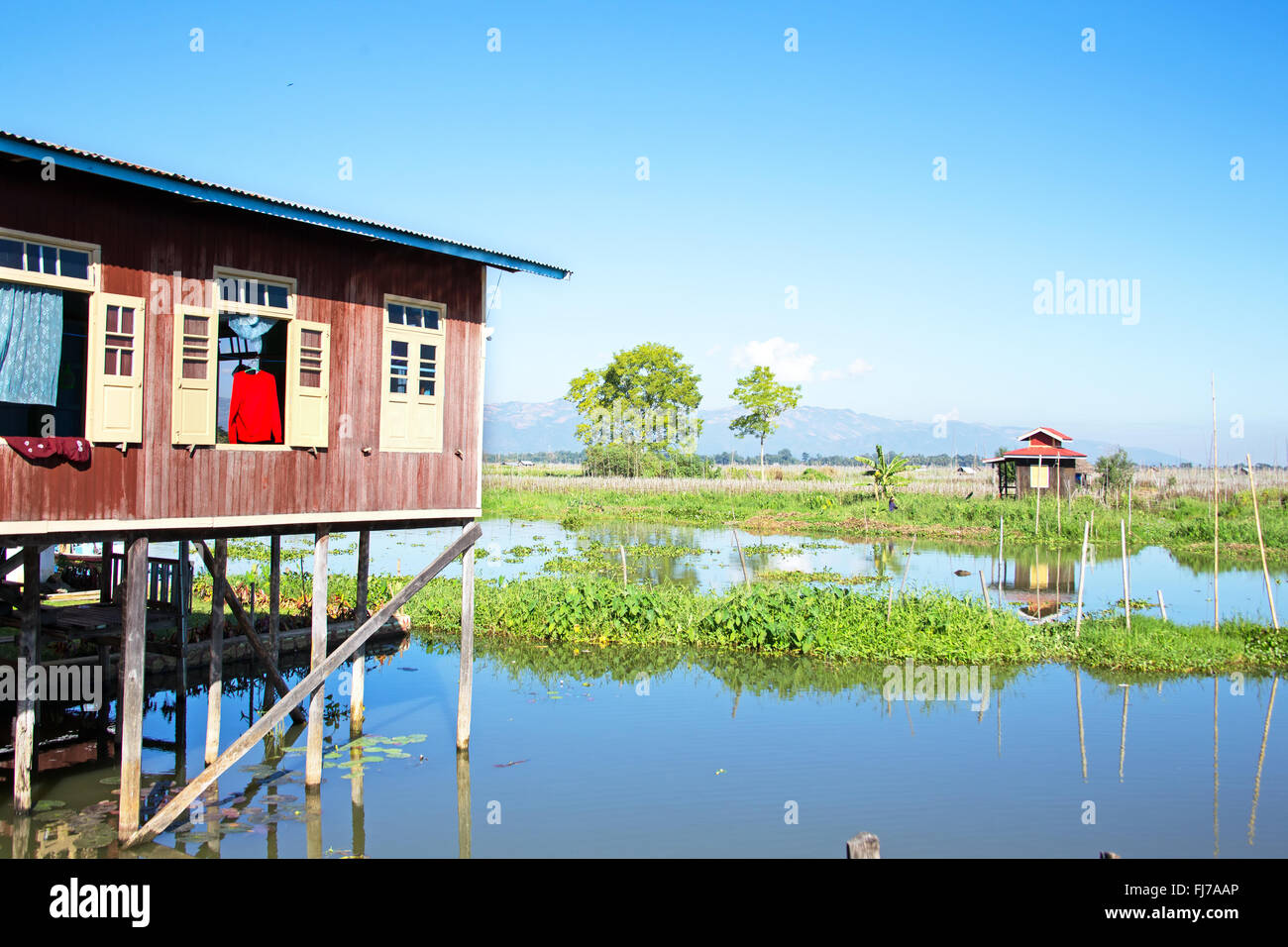 Maisons traditionnelles village flottant dans le lac Inle, Myanmar Banque D'Images