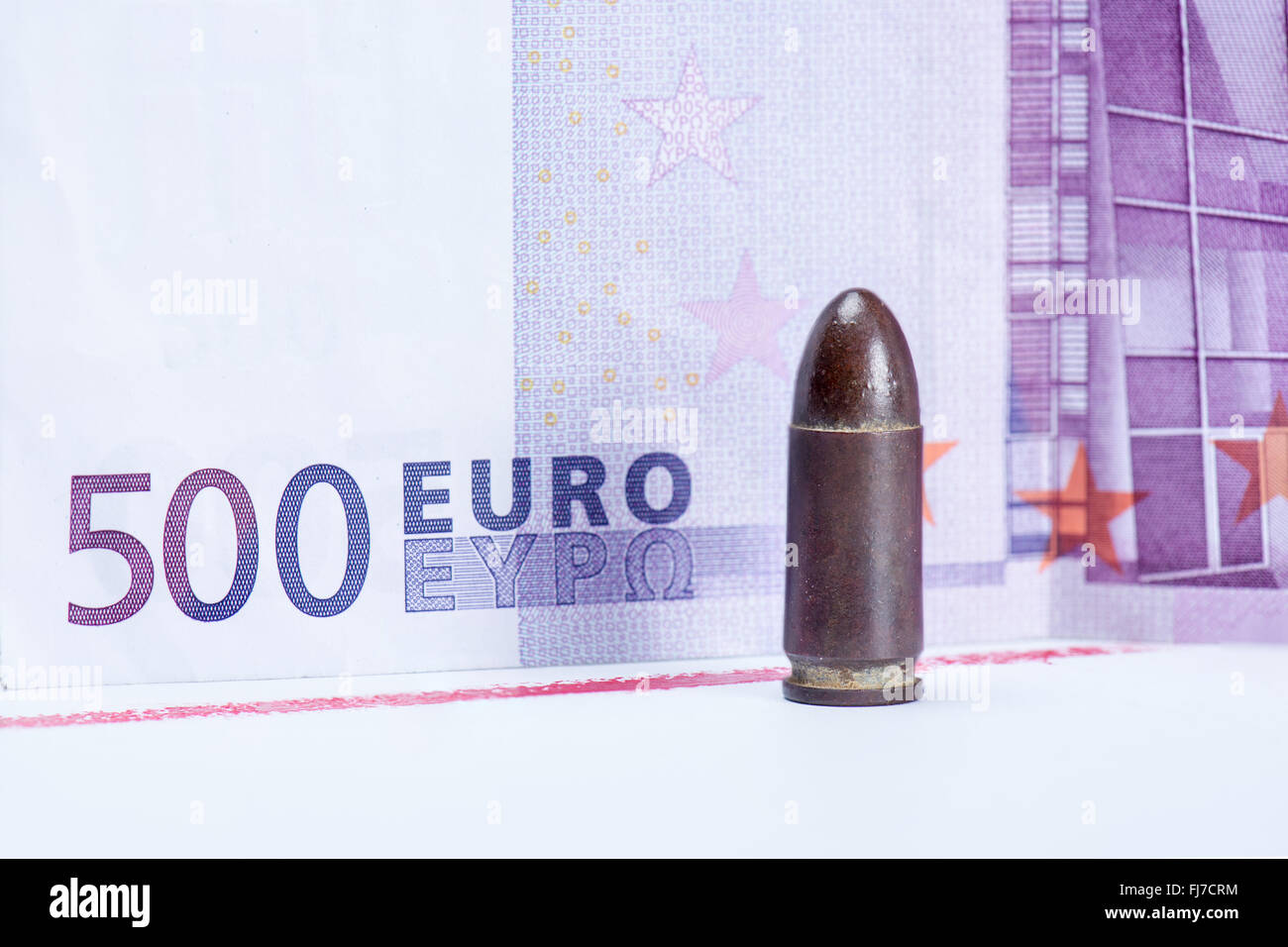 Bullet pour pistolet avec euro argent et bande de sang Banque D'Images