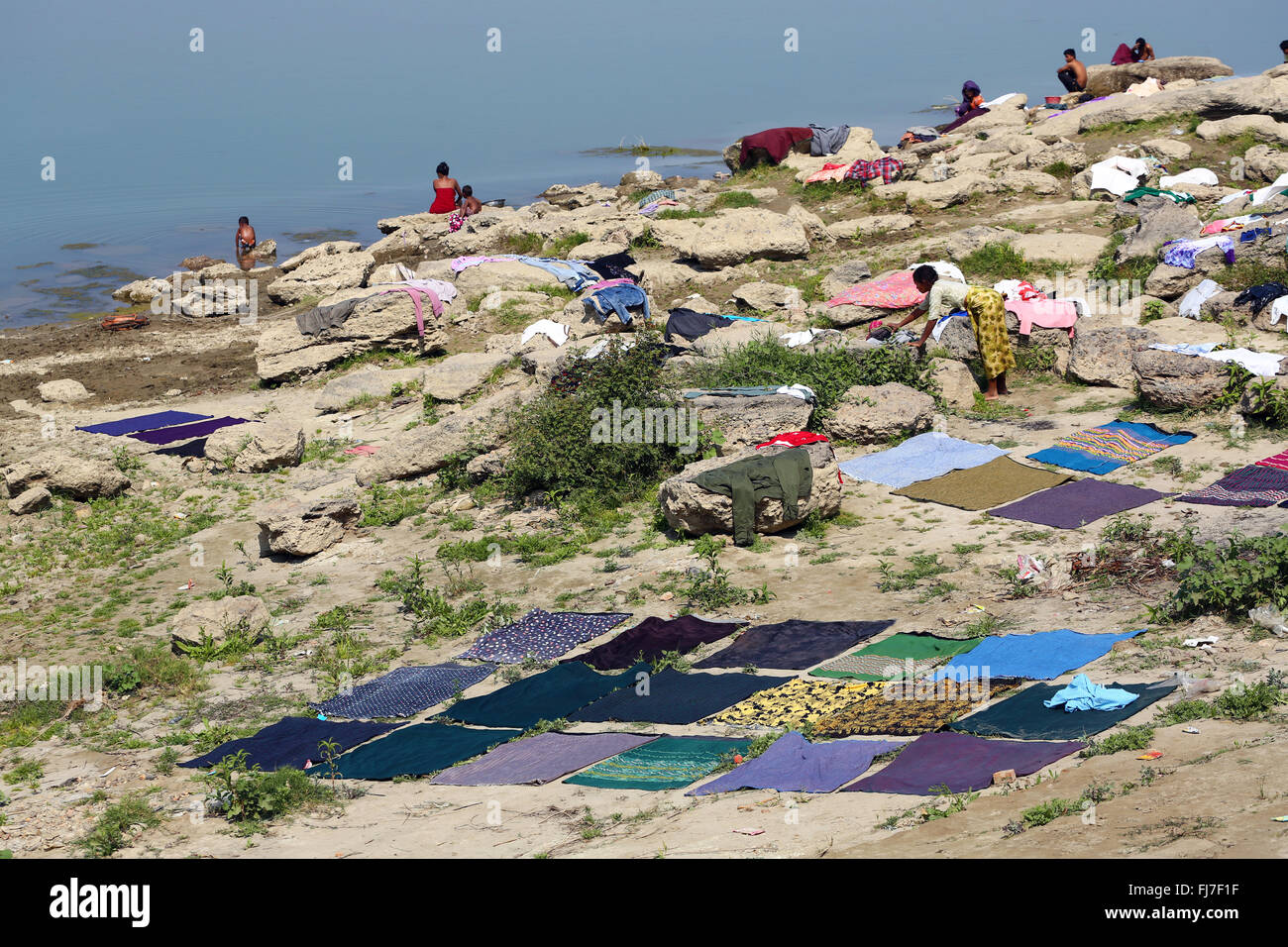 Chiffon de lavage et de séchage à côté de la rivière dans l'Ayeyarwaddy Nuang U, Bagan, Myanmar (Birmanie) Banque D'Images