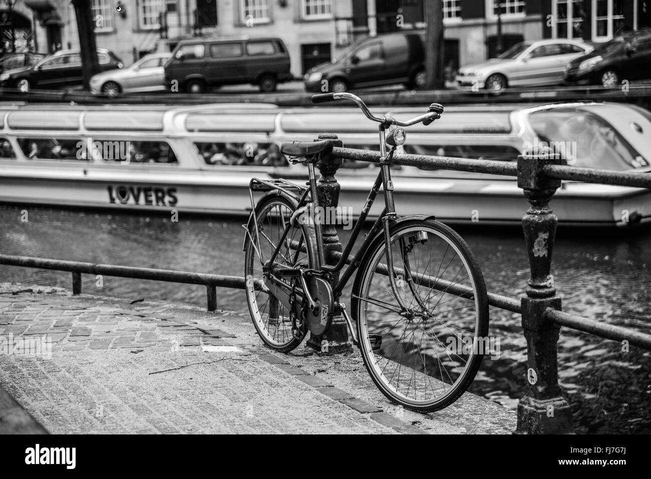 Vélo et Bateau dans un canal à Amsterdam Banque D'Images