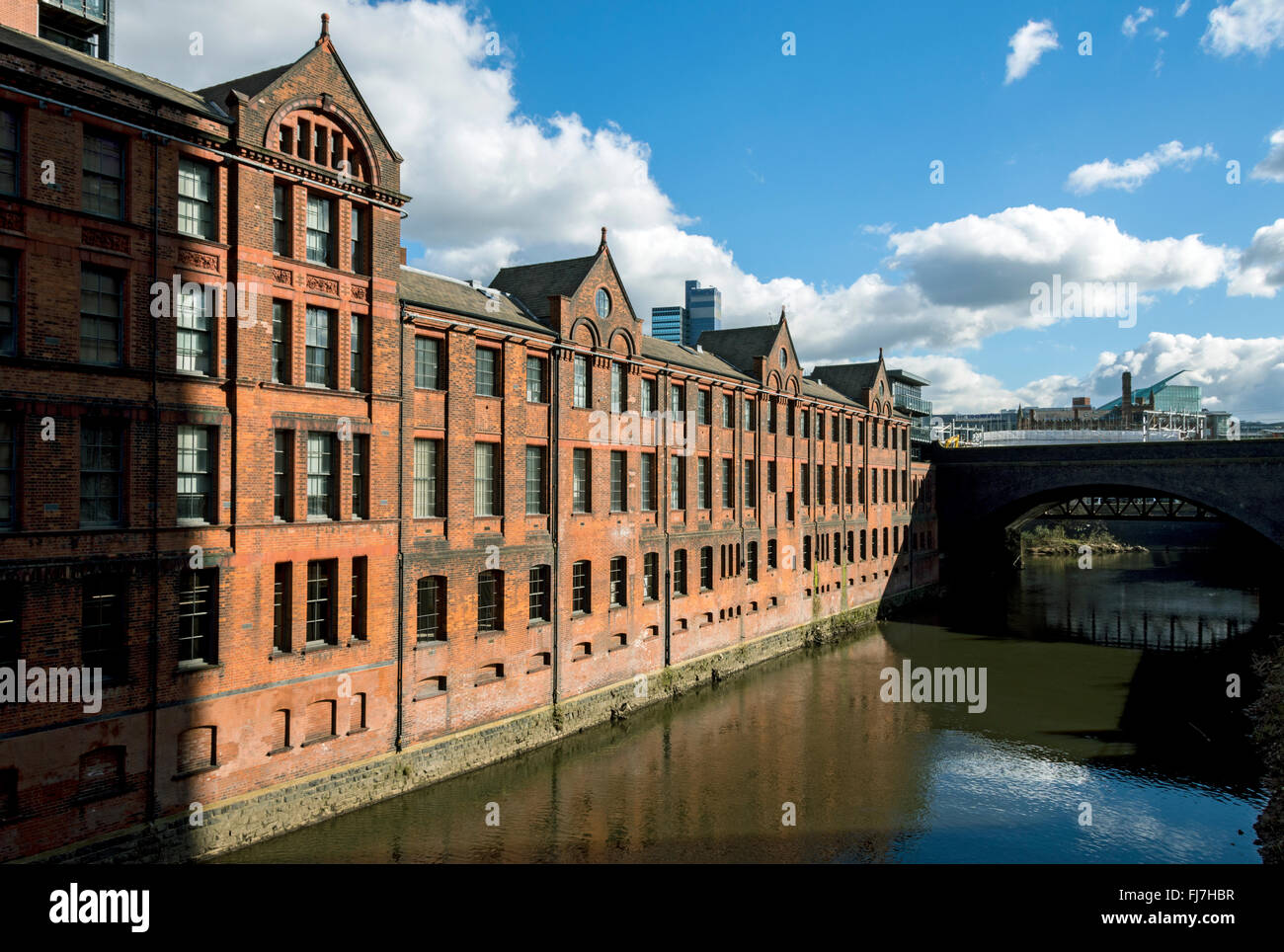 Les appartements Bureau de tri et la rivière Irwell, du nouveau pont Street Bridge, Manchester, UK Banque D'Images