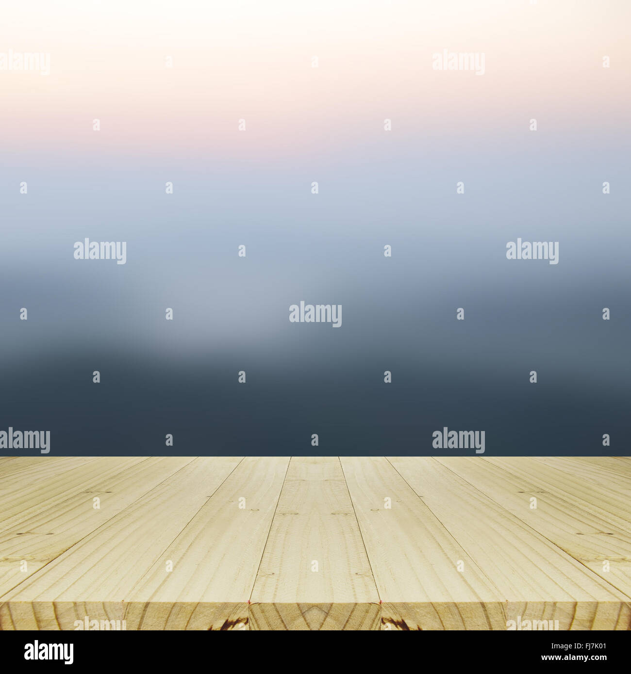Table en bois et de l'arrière-plan flou lever du soleil. Banque D'Images