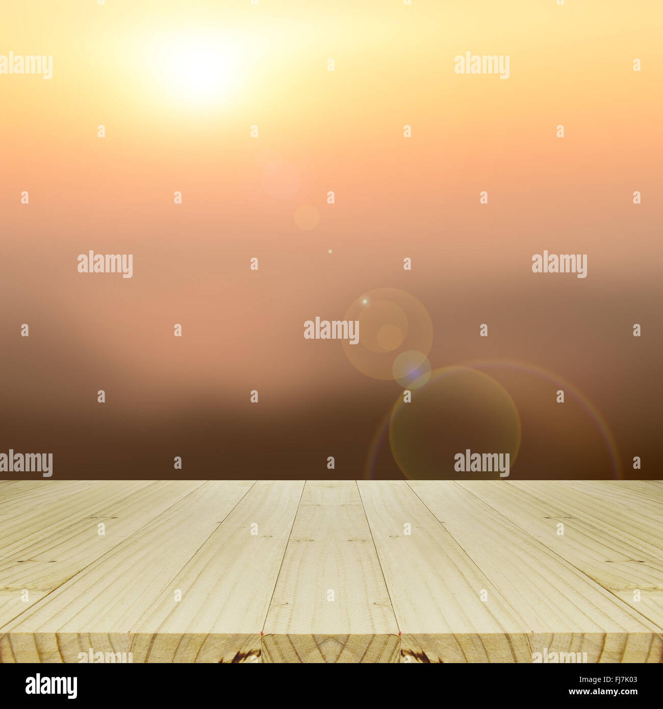 Table en bois et de l'arrière-plan flou lever du soleil. Banque D'Images
