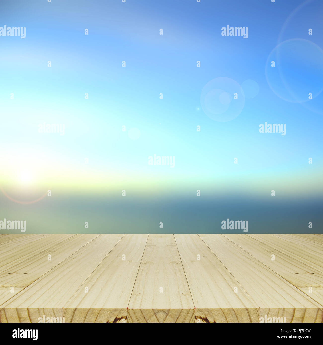 Table en bois et de l'arrière-plan flou lever du soleil. Banque D'Images