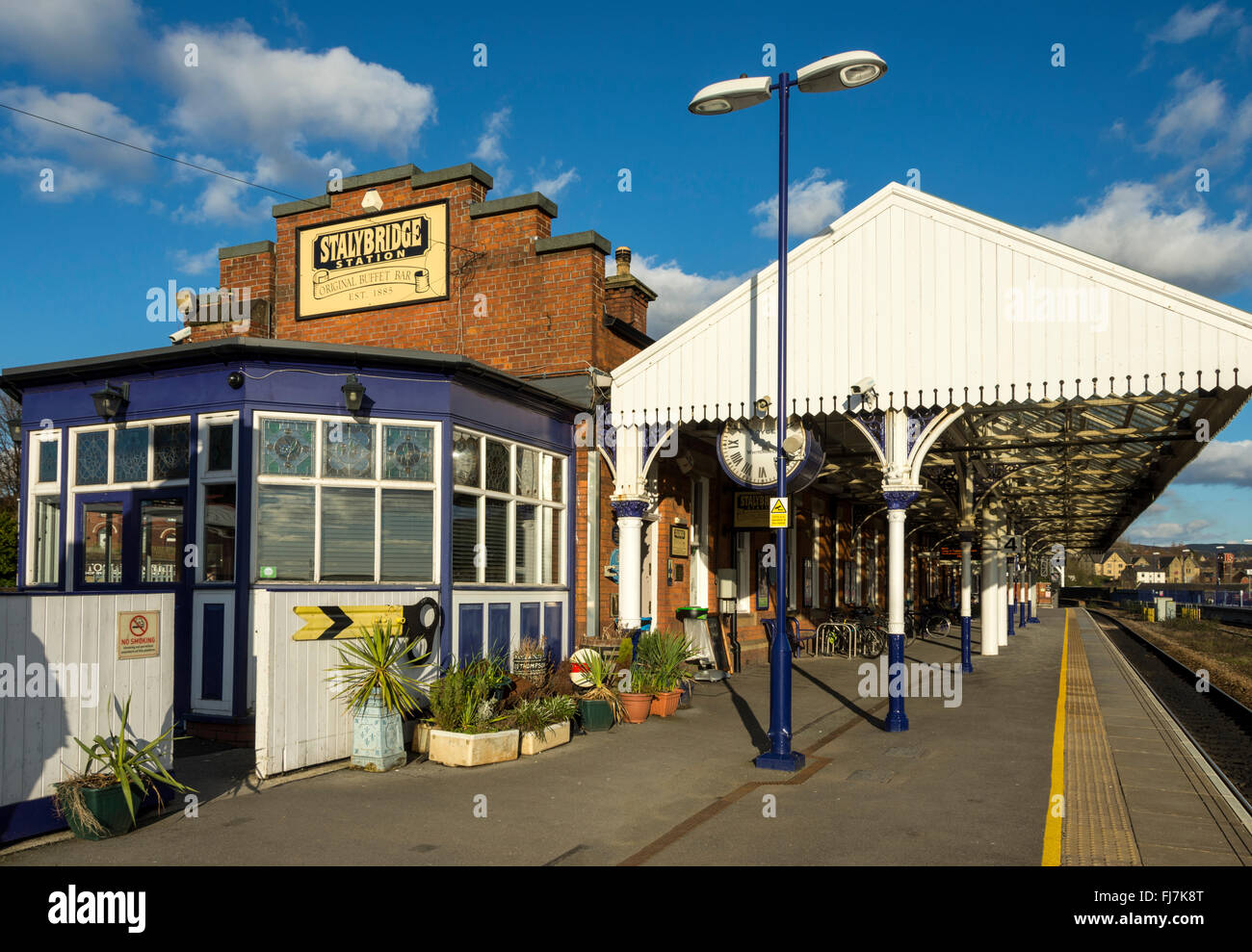 Le bar buffet de style victorien et de la plate-forme canopy à Stalybridge Gare, Tameside, Manchester, Angleterre, RU Banque D'Images