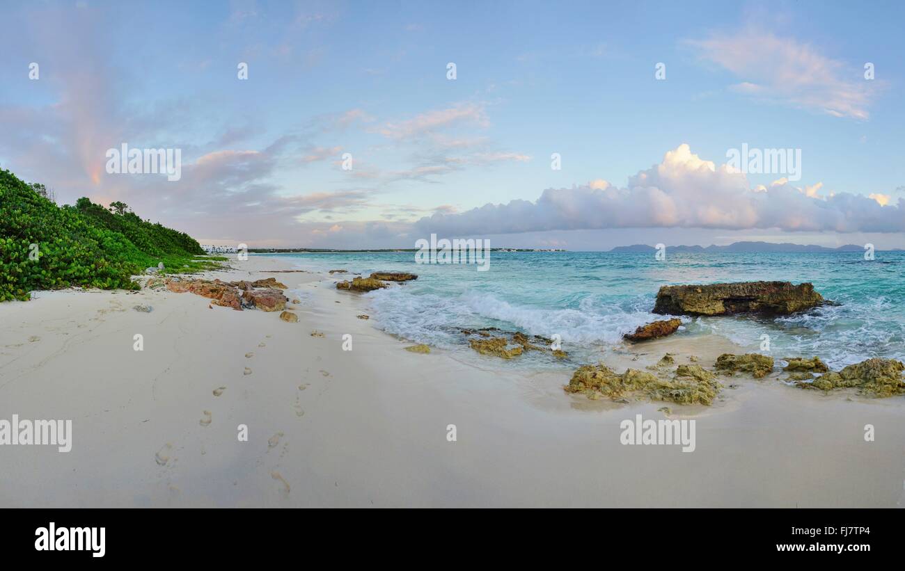 Belle plage avec vue sur la baie de Rendez-Vous Saint Martin sur l'île des Caraïbes d'Anguilla Banque D'Images