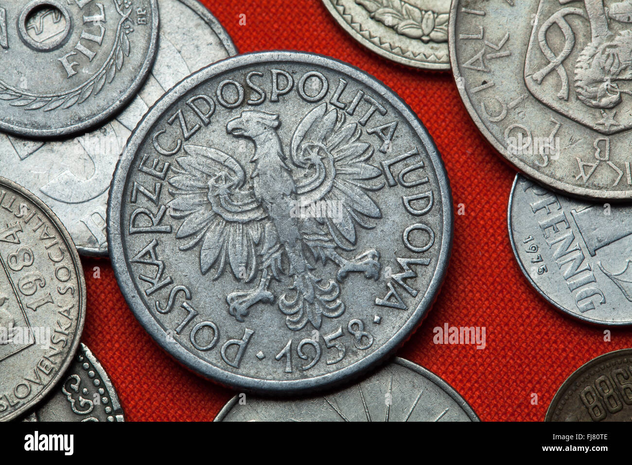 Coins de la Pologne communiste. Armoiries de la République populaire de Pologne décrite dans le Polish zloty deux coins (1958). Banque D'Images