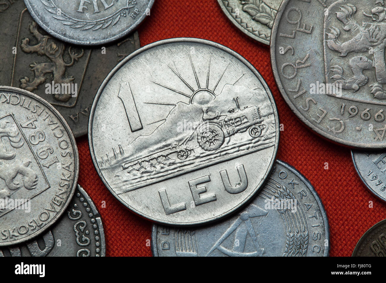 Monnaies de la République socialiste de Roumanie. Tracteur de labour et soleil plus représenté dans l'une Roumaine leu coin (1966). Banque D'Images