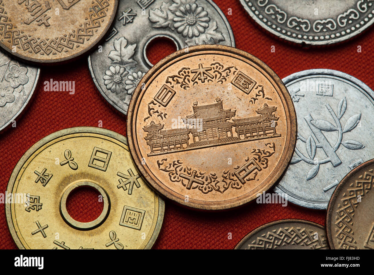 Coins du Japon. Phoenix Hall du Temple Byodo-in dans Uji, préfecture de Kyoto, Japon représenté dans la pièce de 10 yens japonais. Banque D'Images