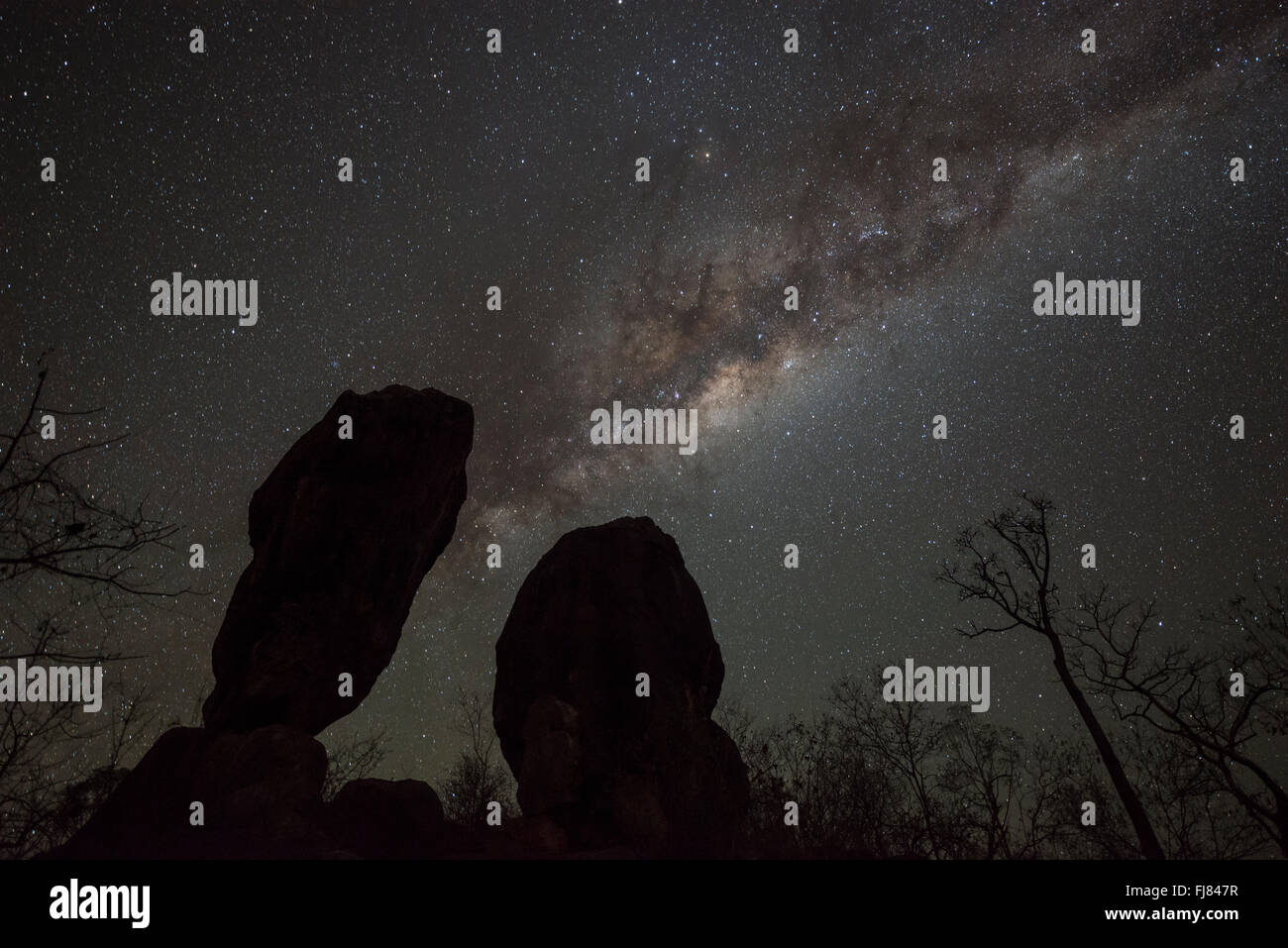 La Voie lactée et les étoiles sur la silhouette de l'équilibrage dans Rock Chillagoe. Banque D'Images