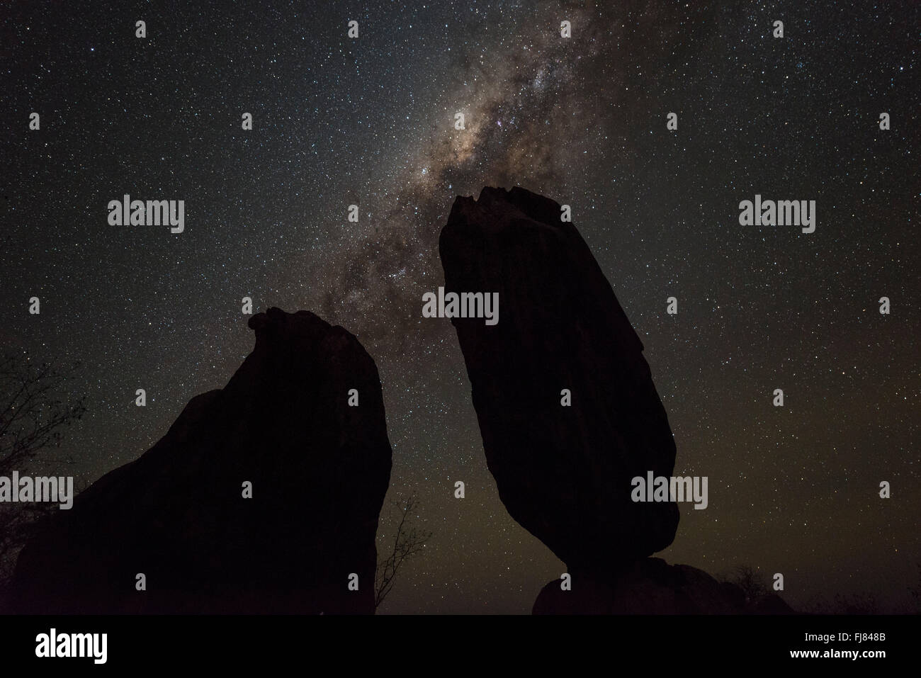La Voie lactée et les étoiles sur la silhouette de l'équilibrage dans Rock Chillagoe. Banque D'Images