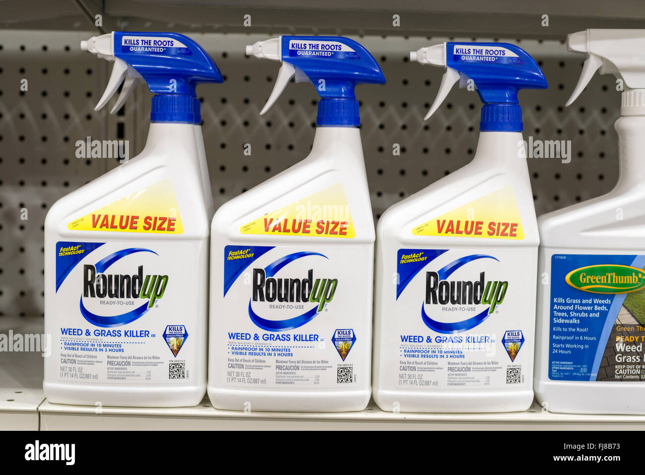 L'herbicide Roundup sur une étagère de magasin aux États-Unis. Banque D'Images