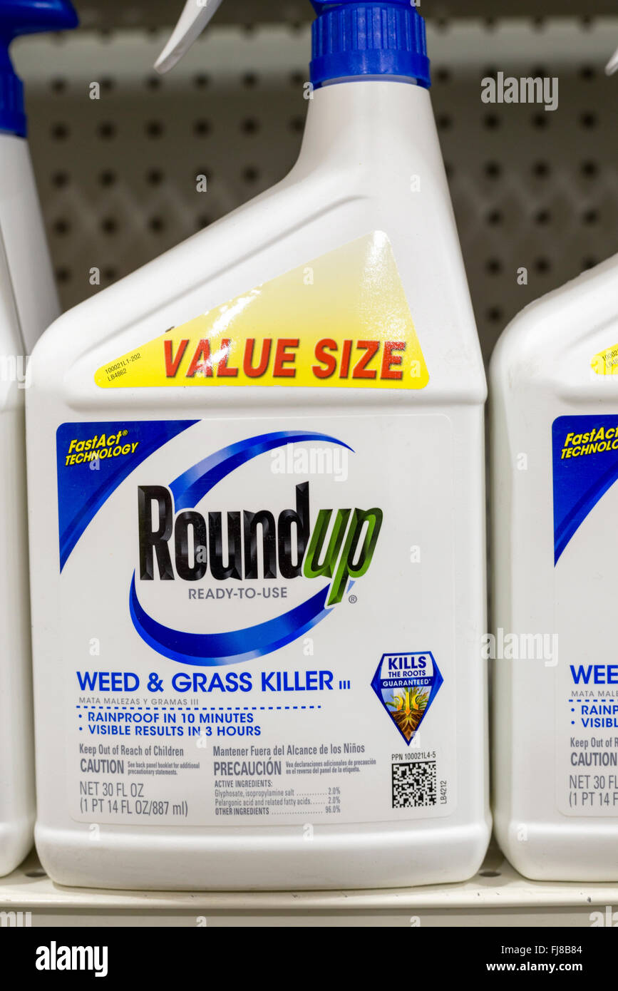 L'herbicide Roundup sur une étagère de magasin aux États-Unis. Banque D'Images