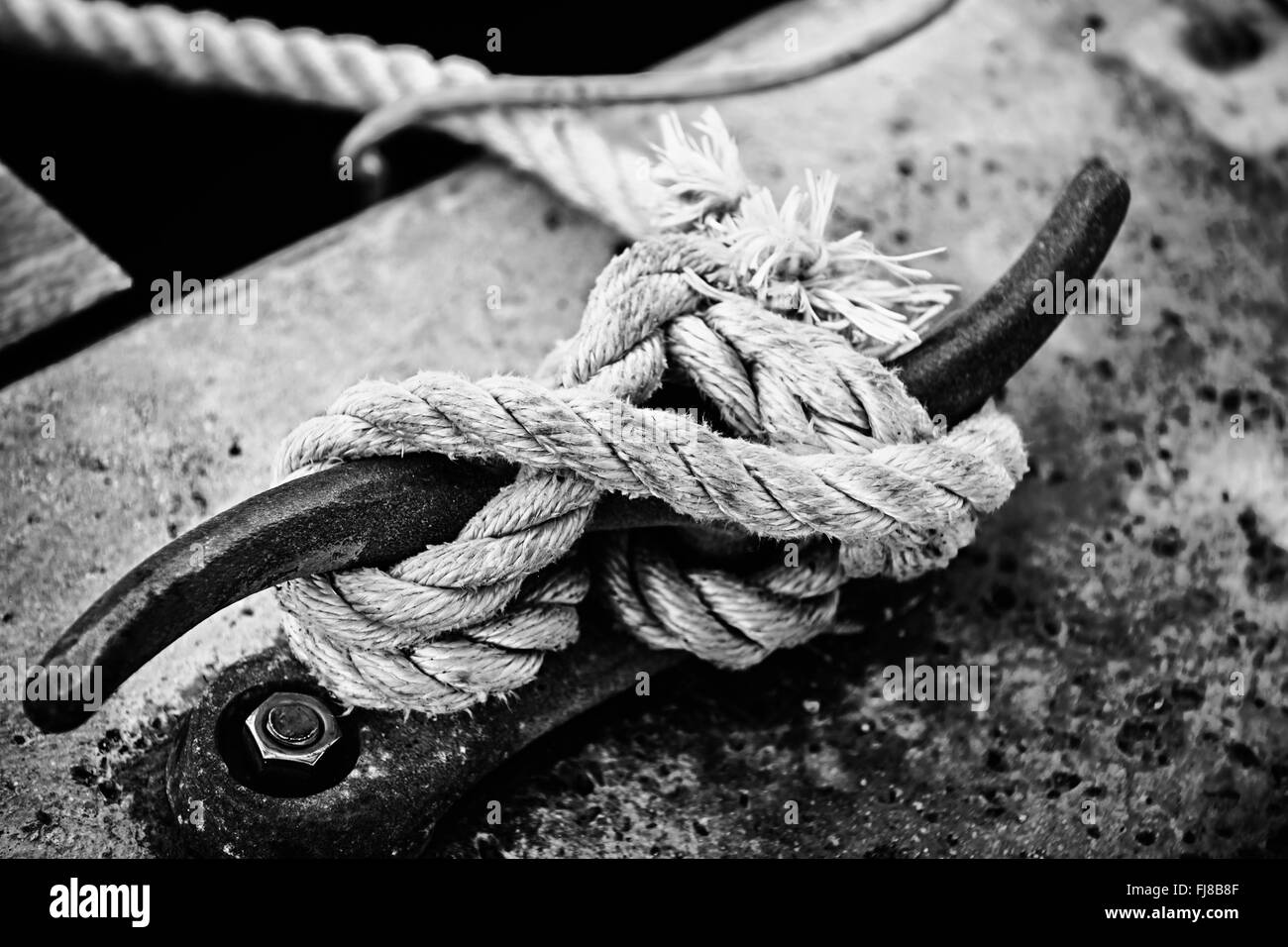 Corde nautique autour de corne taquet sur le dock, Close up en noir et blanc. Le port de Key West, en Floride. Banque D'Images