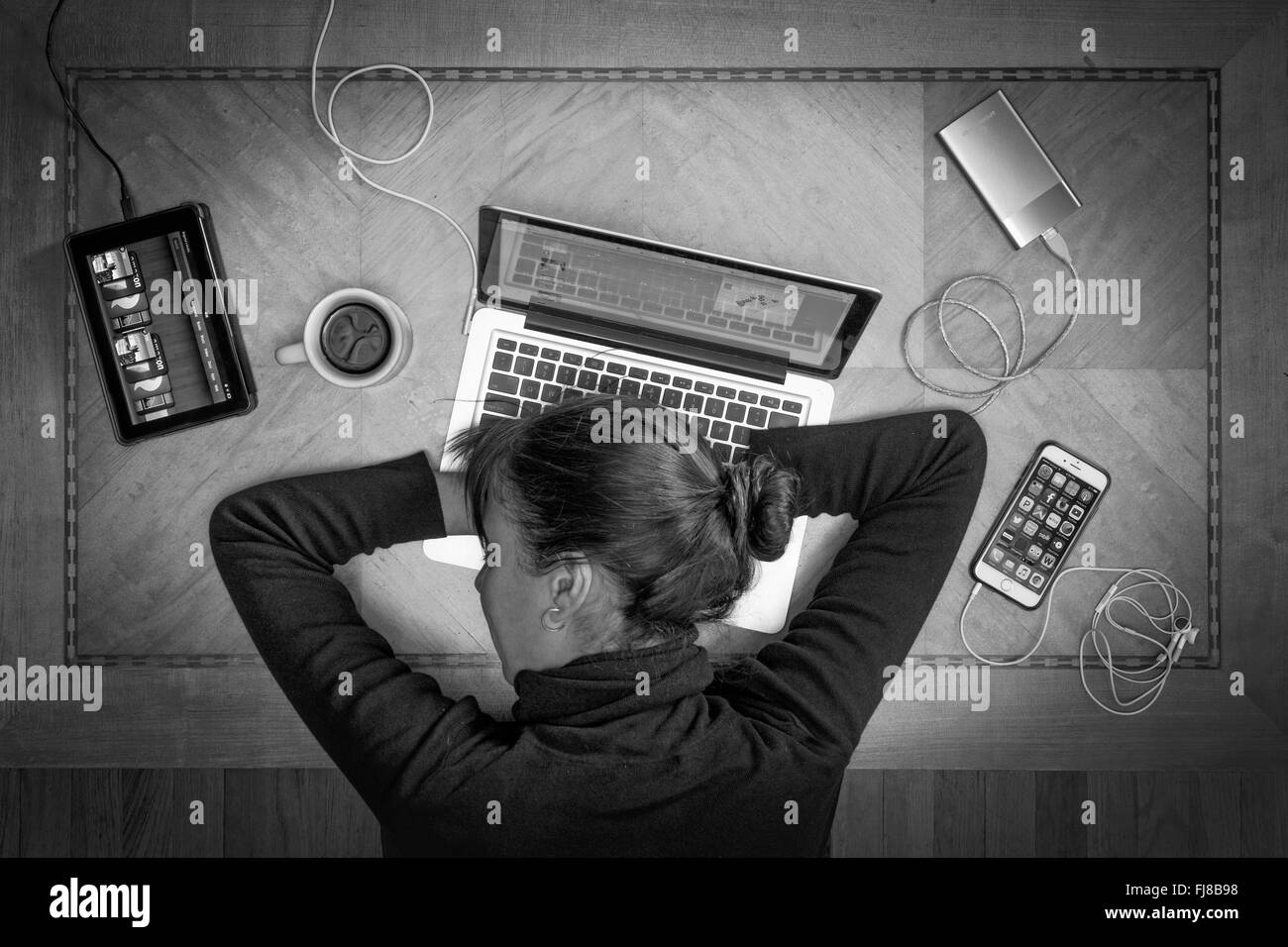 Femme dormir sur son ordinateur portable Banque D'Images
