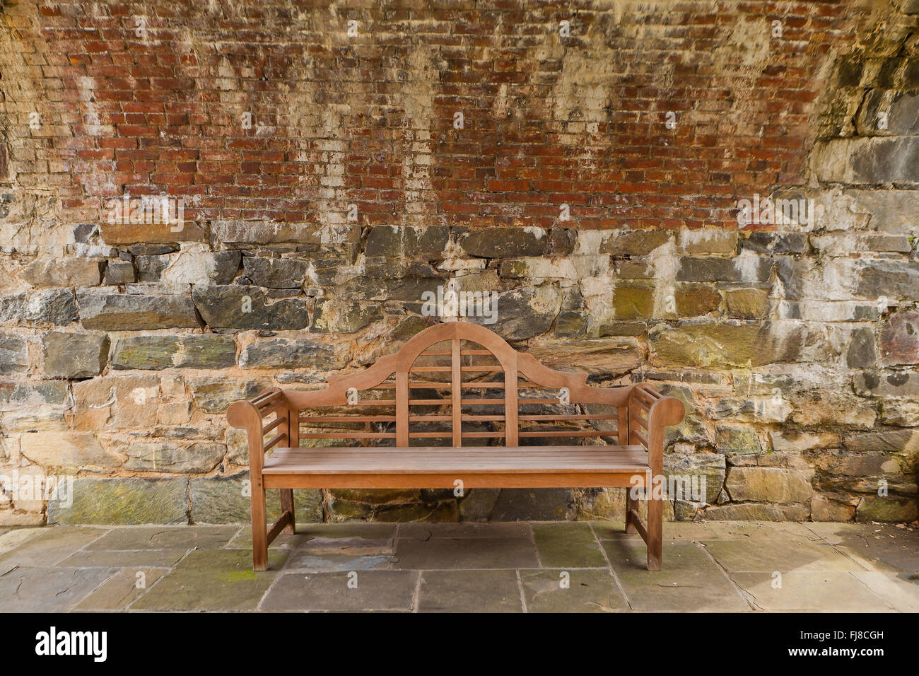 Banc en bois contre l'ancien mur - USA Banque D'Images