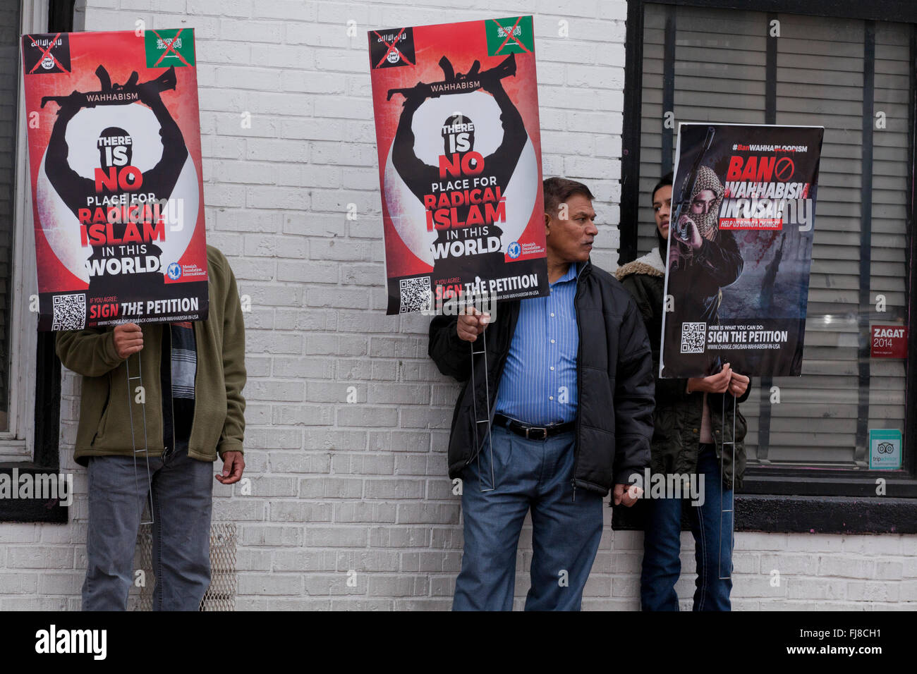 Membres du Messie Foundation International Holding signes anti-Wahhabisme - Washington, DC USA Banque D'Images