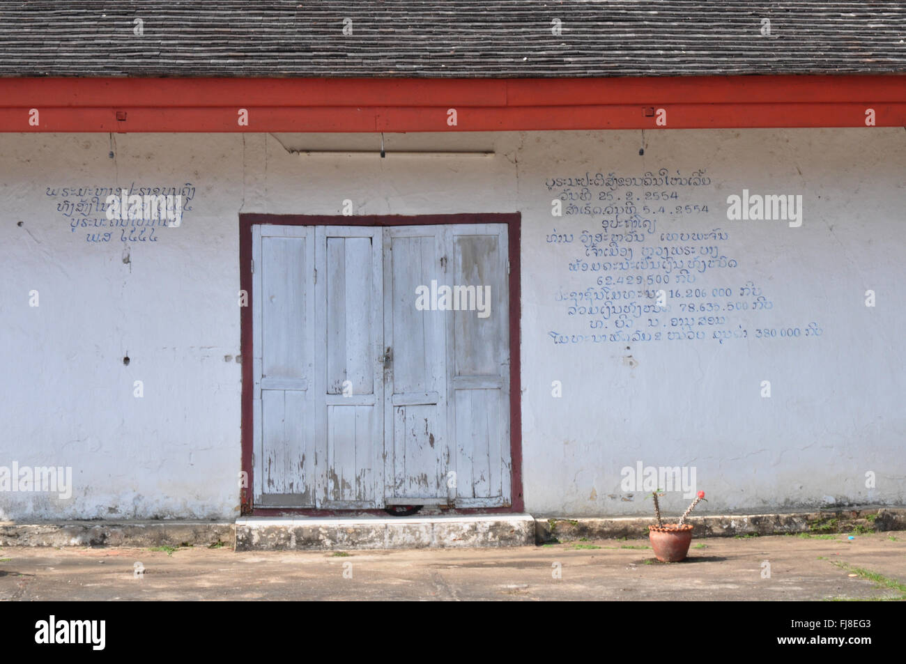 Temple bouddhiste mur avec écrit lao, Luang Prabang, Laos Banque D'Images