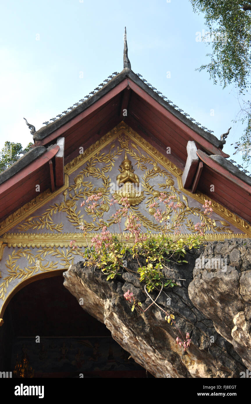 Le toit du temple et de fleurs, Luang Prabang, Laos Banque D'Images