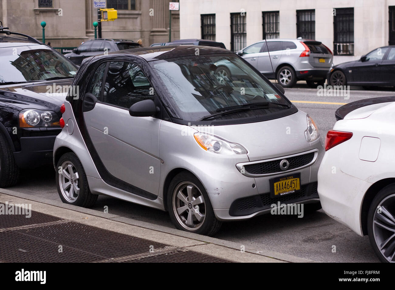 2014 Smart fortwo electric drive 2 mini voiture garée dans un très petit espace de parking sur l'UWS de New York City Banque D'Images