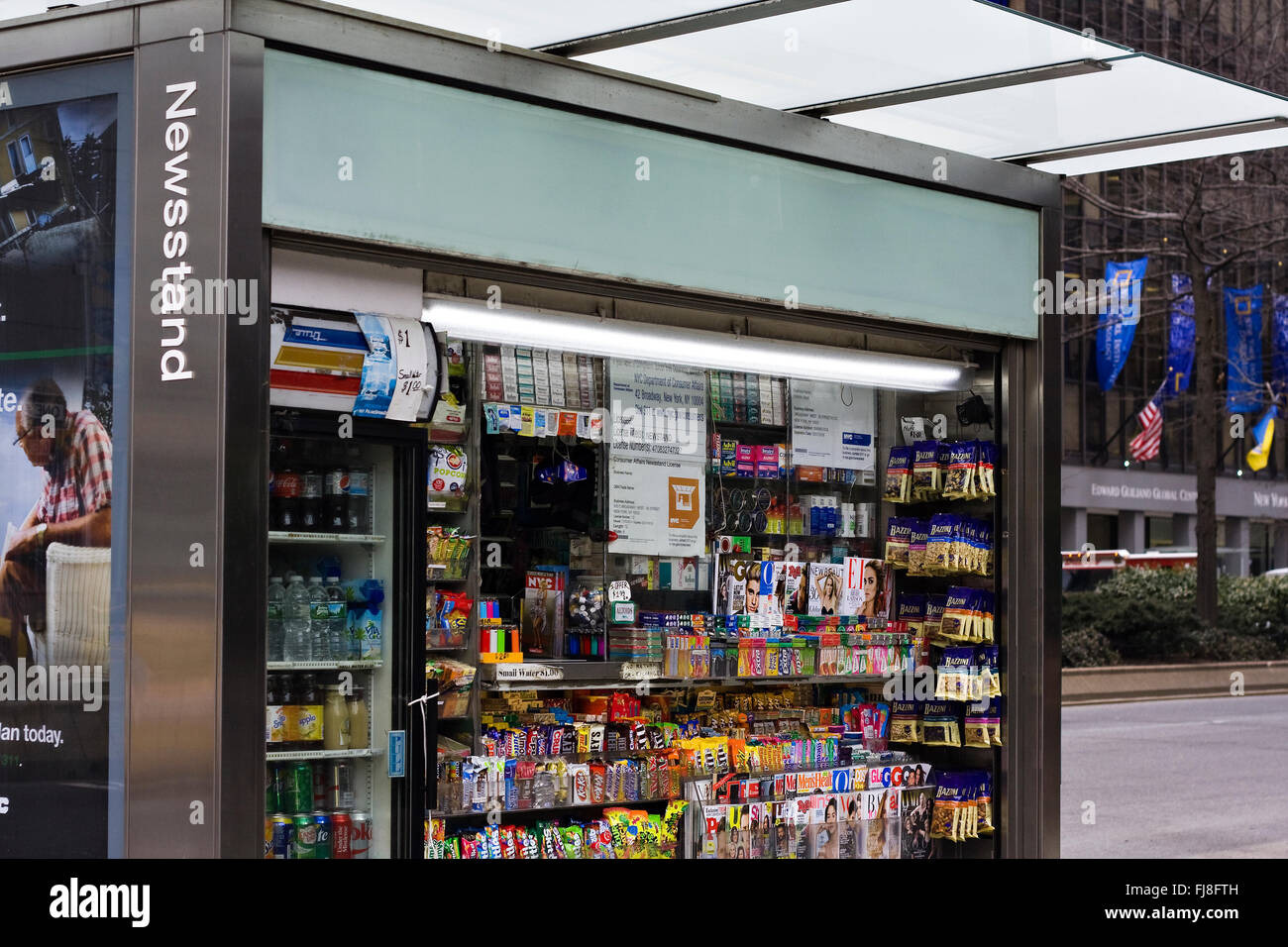 Trottoir Kiosque sur Broadway et la 60e rue à Manhattan, New York City Banque D'Images