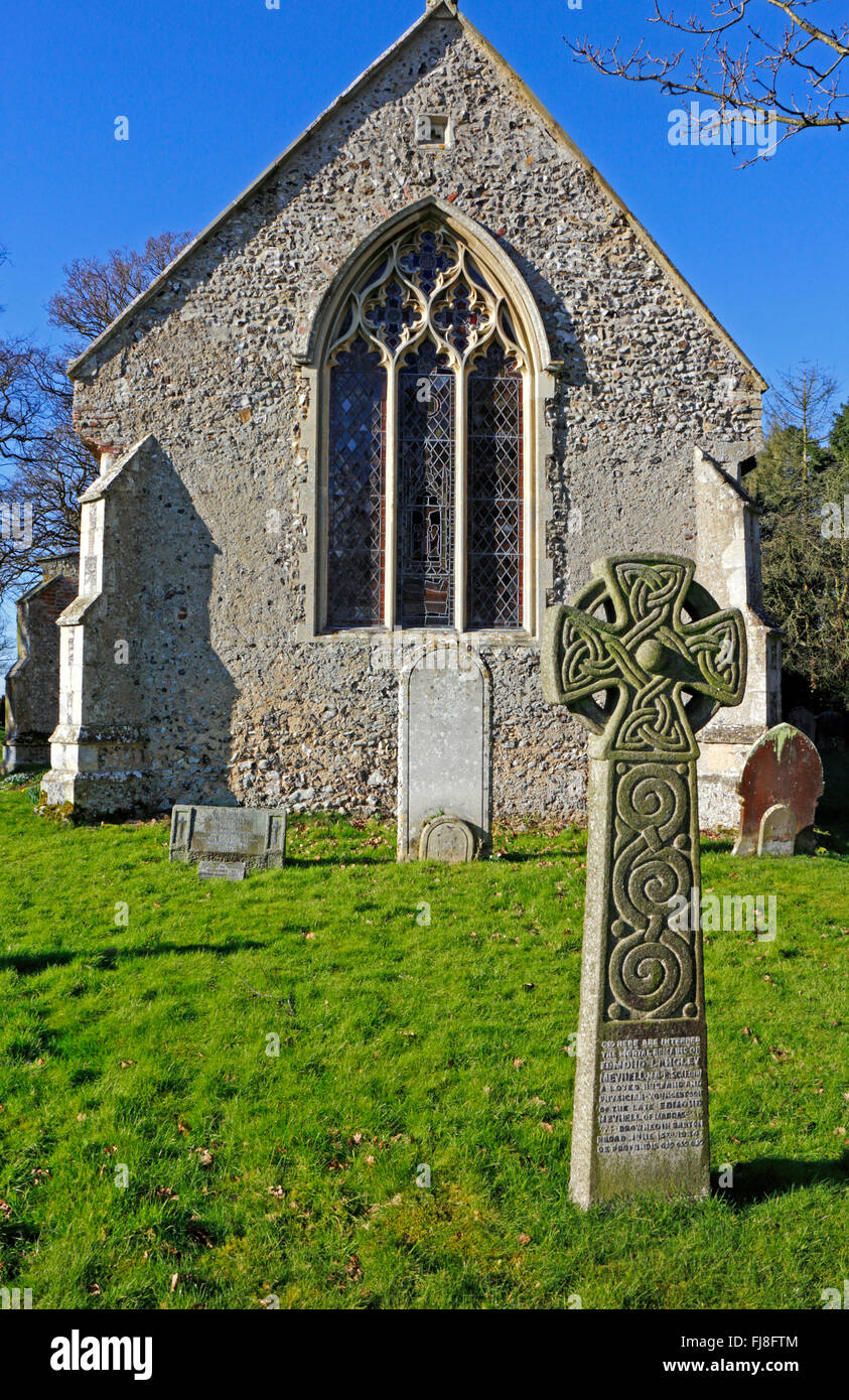 Un style celtique pierre commémorative à l'extrémité est de l'église de St Michael à Irstead, Norfolk, Angleterre, Royaume-Uni. Banque D'Images