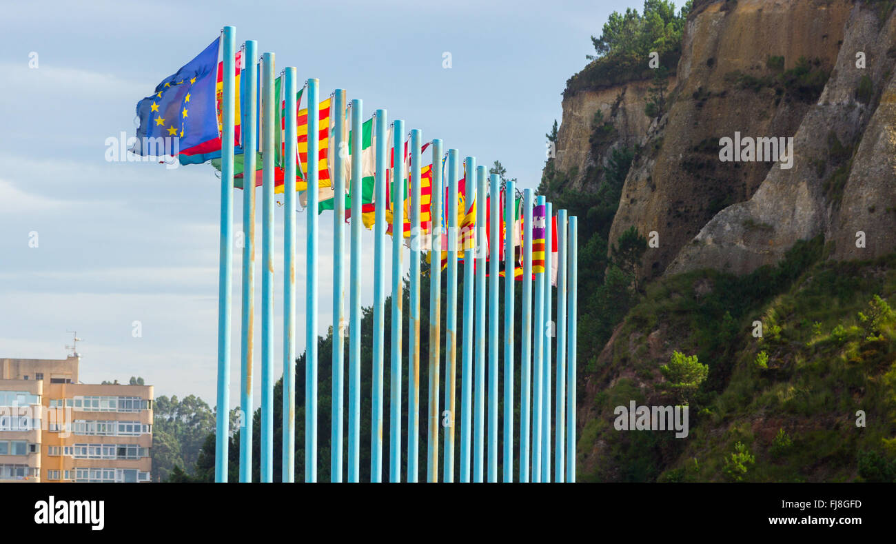 Drapeaux régionaux de l'Espagne dans le vent sur de longues perches bleu Banque D'Images