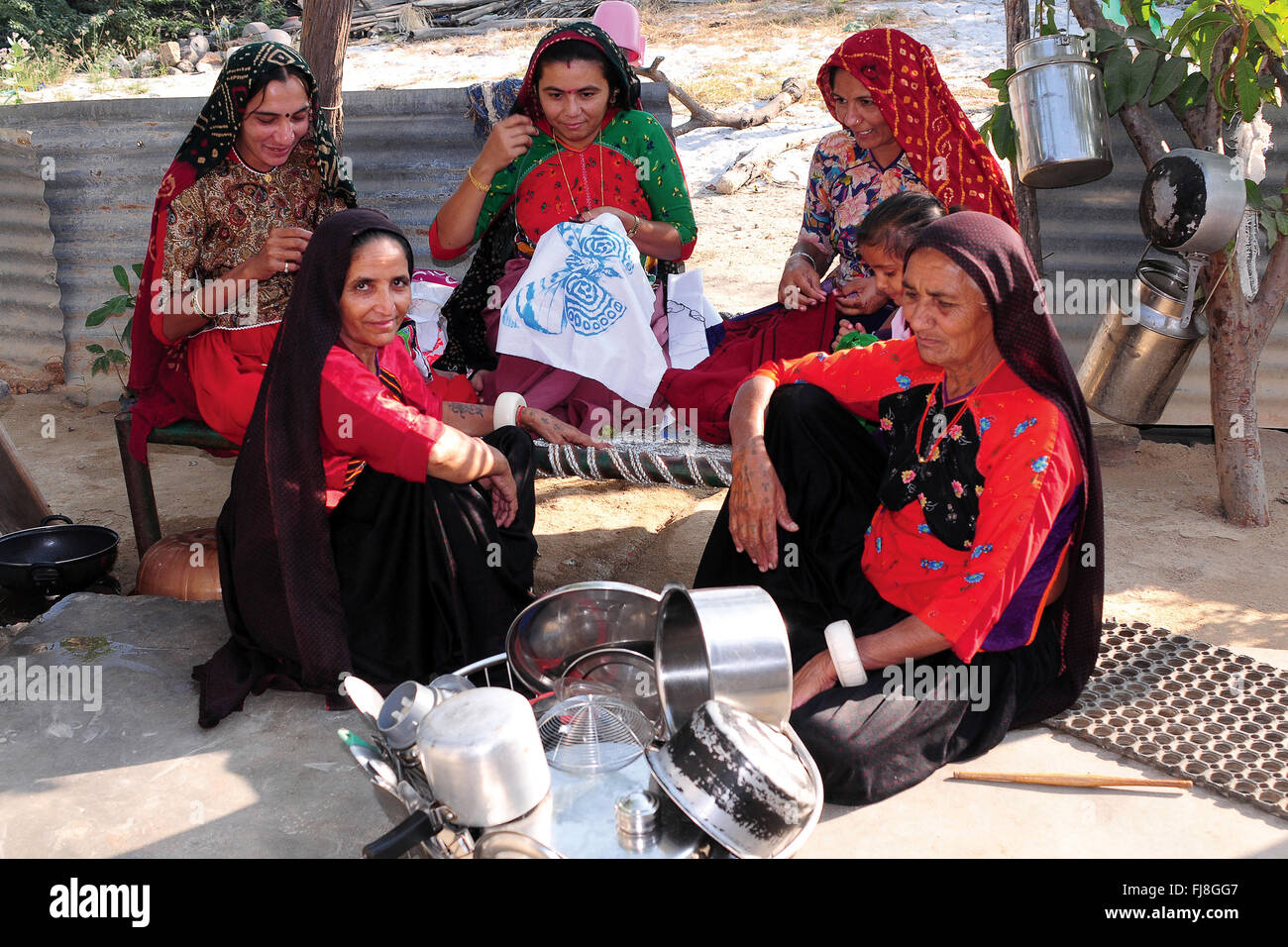 Kutch femmes faisant la broderie, Gujarat, Inde, Asie Banque D'Images