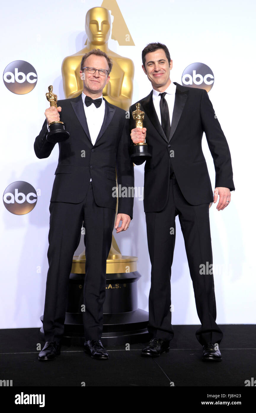 Les écrivains Tom McCarthy (R) et Josh Singer, lauréats du Meilleur scénario (scénario original) award pour 'Spotlight', poser dans la salle de presse au cours de la 88e Academy Awards à l'hôtel Loews Hollywood Hotel, le 28 février 2016 à Hollywood, Californie. Banque D'Images