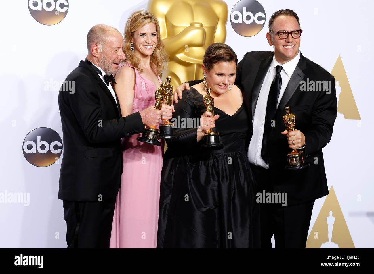 Les producteurs Steve Mercier, Blye Pagon Faust, Nicole Rocklin et Michael Sucre, lauréats du prix du meilleur film pour 'Spotlight', poser dans la salle de presse au cours de la 88e Academy Awards à l'hôtel Loews Hollywood Hotel, le 28 février 2016 à Hollywood, Californie. Banque D'Images