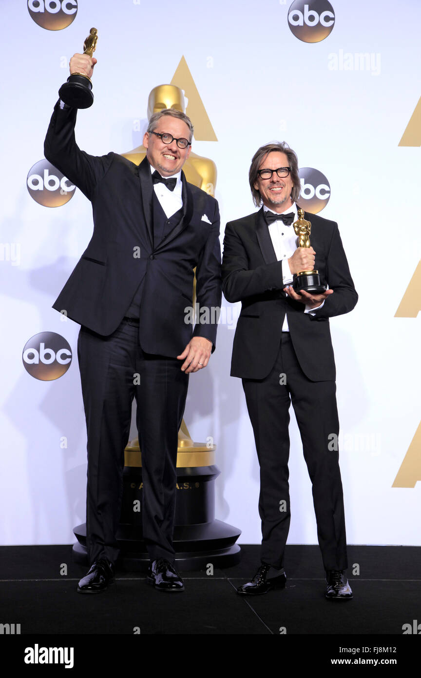 Écrivains Adam McKay (L) et Charles Randolph, lauréats du Meilleur scénario adapté (Écriture) award pour la "Grande" court, poser dans la salle de presse au cours de la 88e Academy Awards à l'hôtel Loews Hollywood Hotel, le 28 février 2016 à Hollywood, Californie. Banque D'Images