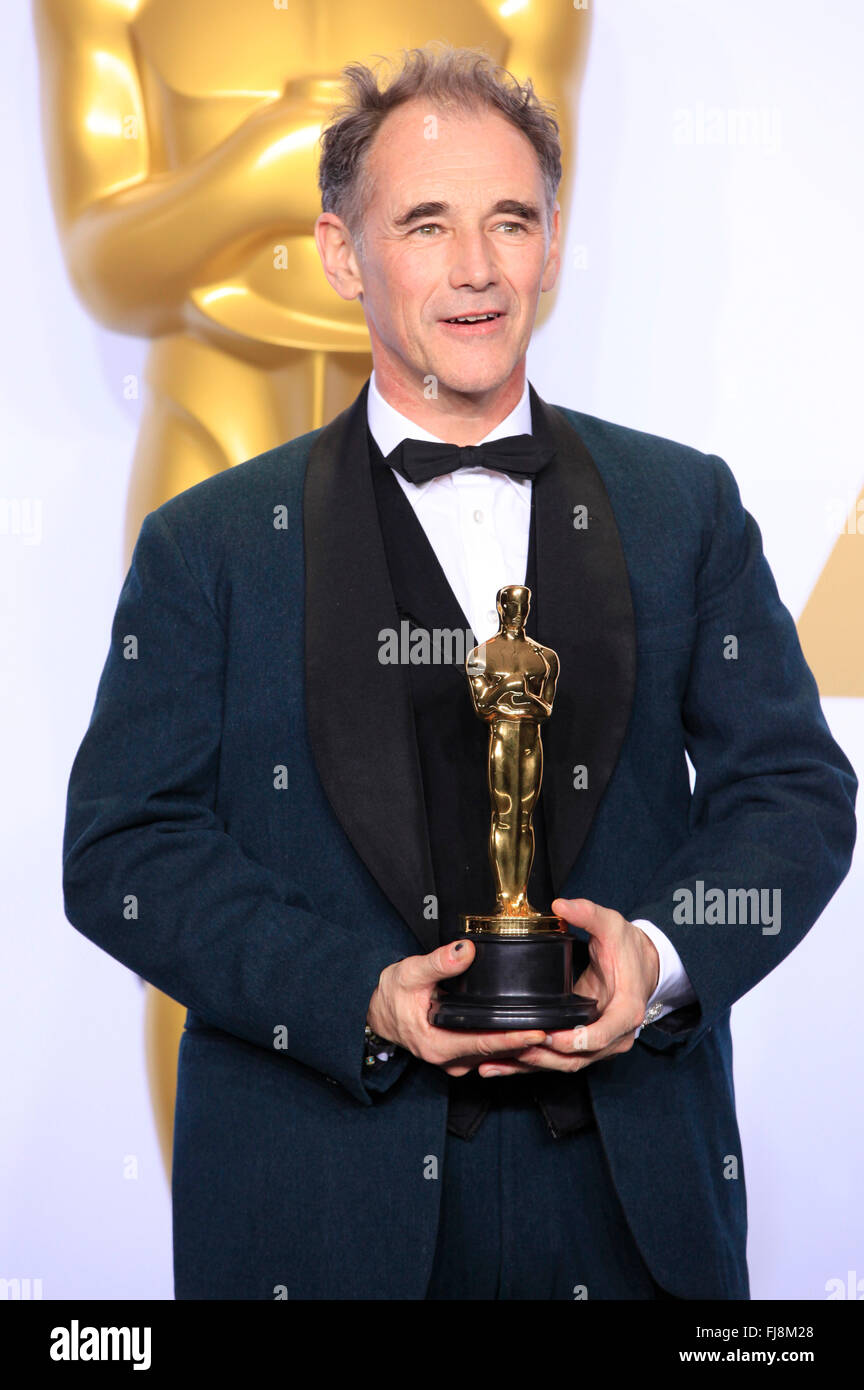 Mark Rylance, gagnant de l'award du meilleur acteur dans un Second Rôle pour "Pont des espions", pose dans la salle de presse au cours de la 88e Academy Awards à l'hôtel Loews Hollywood Hotel, le 28 février 2016 à Hollywood, Californie. Banque D'Images