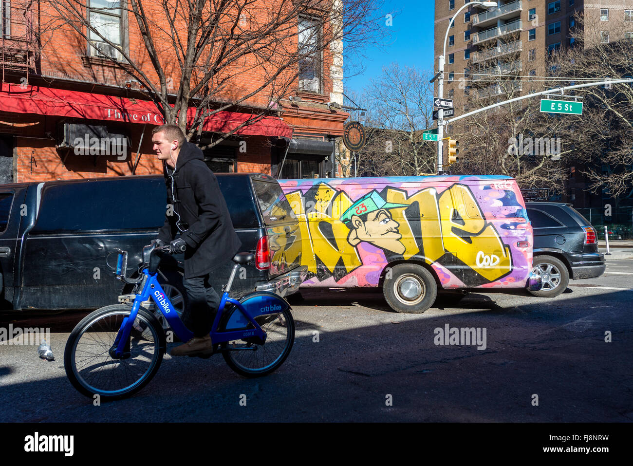New York, NY 26 févr. 2016 - Homme portant des gousses de l'oreille et de l'équitation une CitiBike dans l'East Village ©Stacy Walsh Rosenstock Banque D'Images