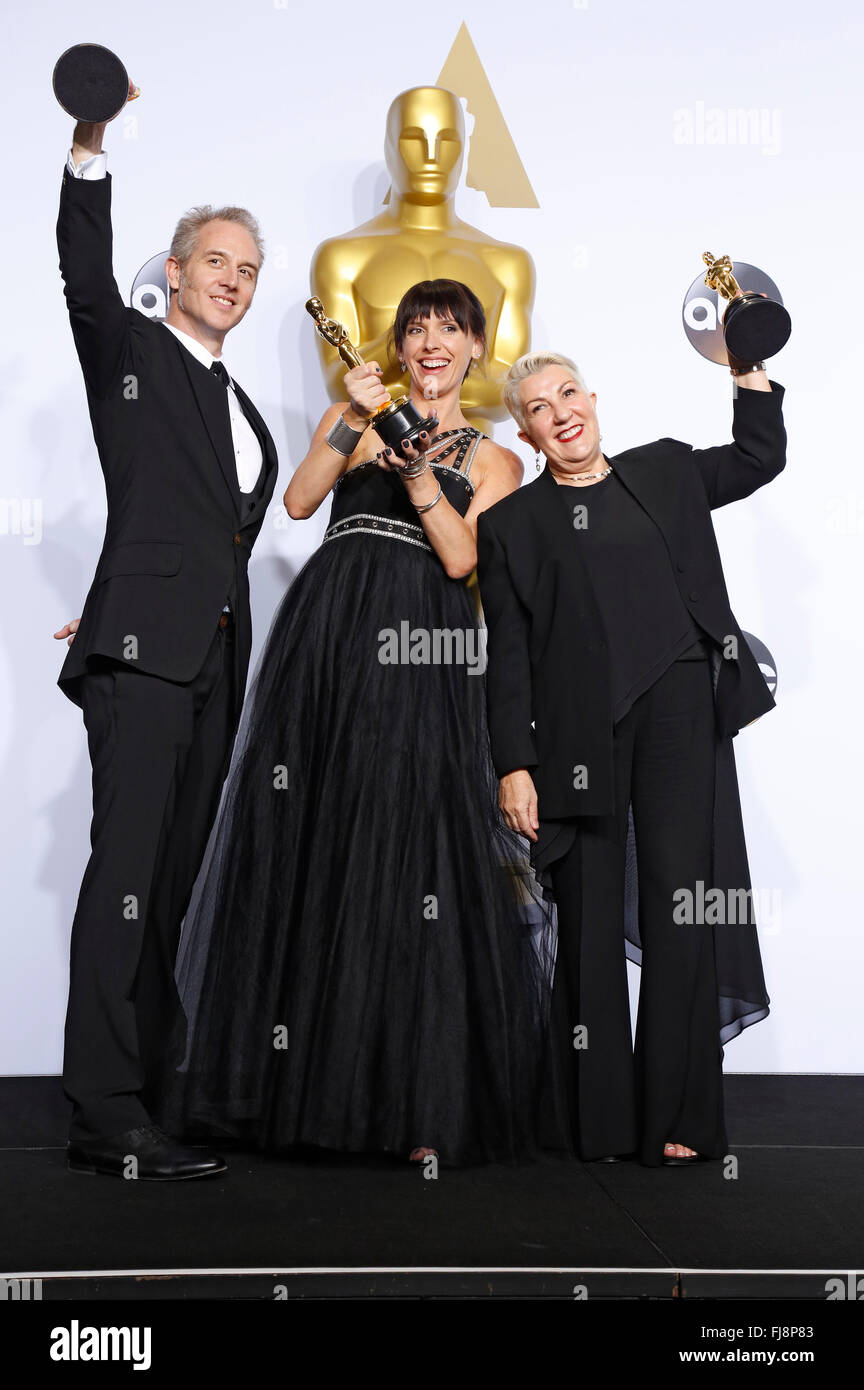 Hollywood, Californie. 28 Février, 2016. Les maquilleurs Damian Martin, Elka Wardega et Lesley Vanderwalt, lauréats du Meilleur Maquillage et coiffure award pour 'Mad Max : Fury Road", posent dans la salle de presse au cours de la 88e Academy Awards à l'hôtel Loews Hollywood Hotel, le 28 février 2016 à Hollywood, Californie. © dpa/Alamy Live News Banque D'Images