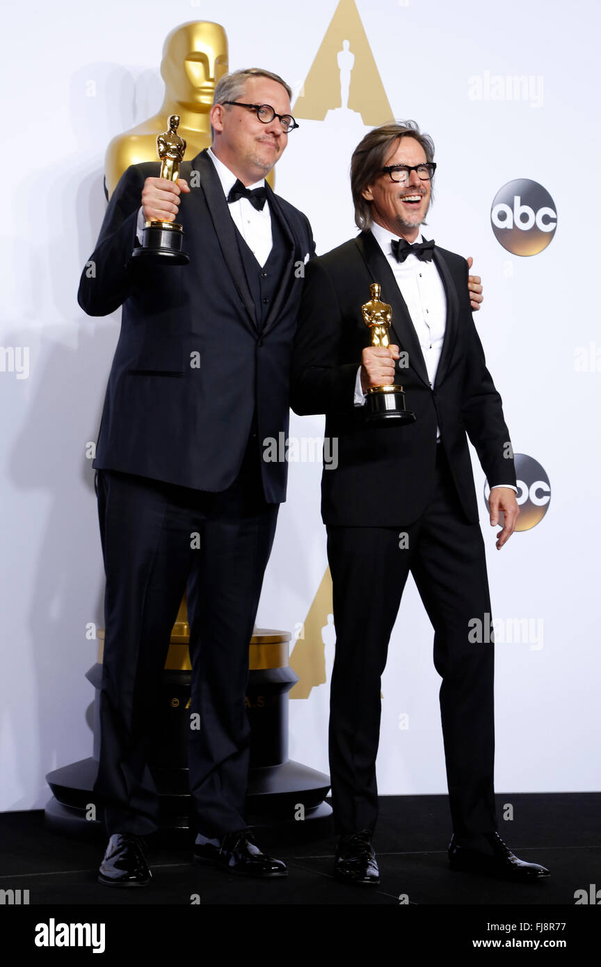 Écrivains Adam McKay (L) et Charles Randolph, lauréats du Meilleur scénario adapté (Écriture) award pour la "Grande" court, poser dans la salle de presse au cours de la 88e Academy Awards à l'hôtel Loews Hollywood Hotel, le 28 février 2016 à Hollywood, Californie. Banque D'Images