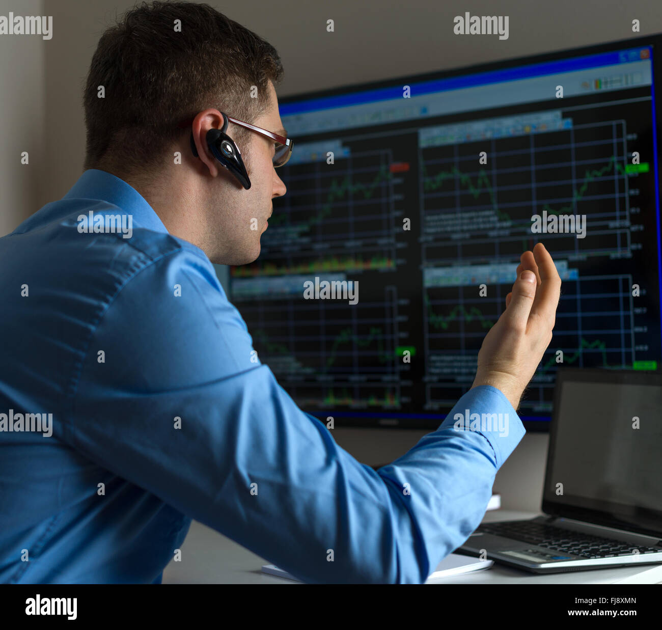 Stock Trader en colère en face de l'ordinateur. Banque D'Images
