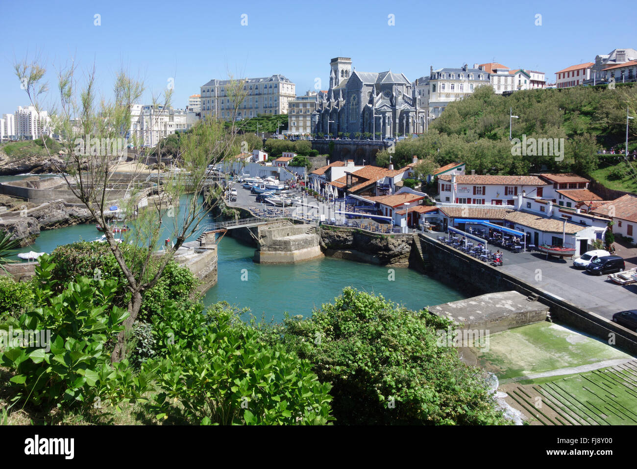 France, Pyrénées Atlantiques, Pays Basque, Biarritz : port de pêche ou le port vieux, et l'église Sainte Eugénie Banque D'Images